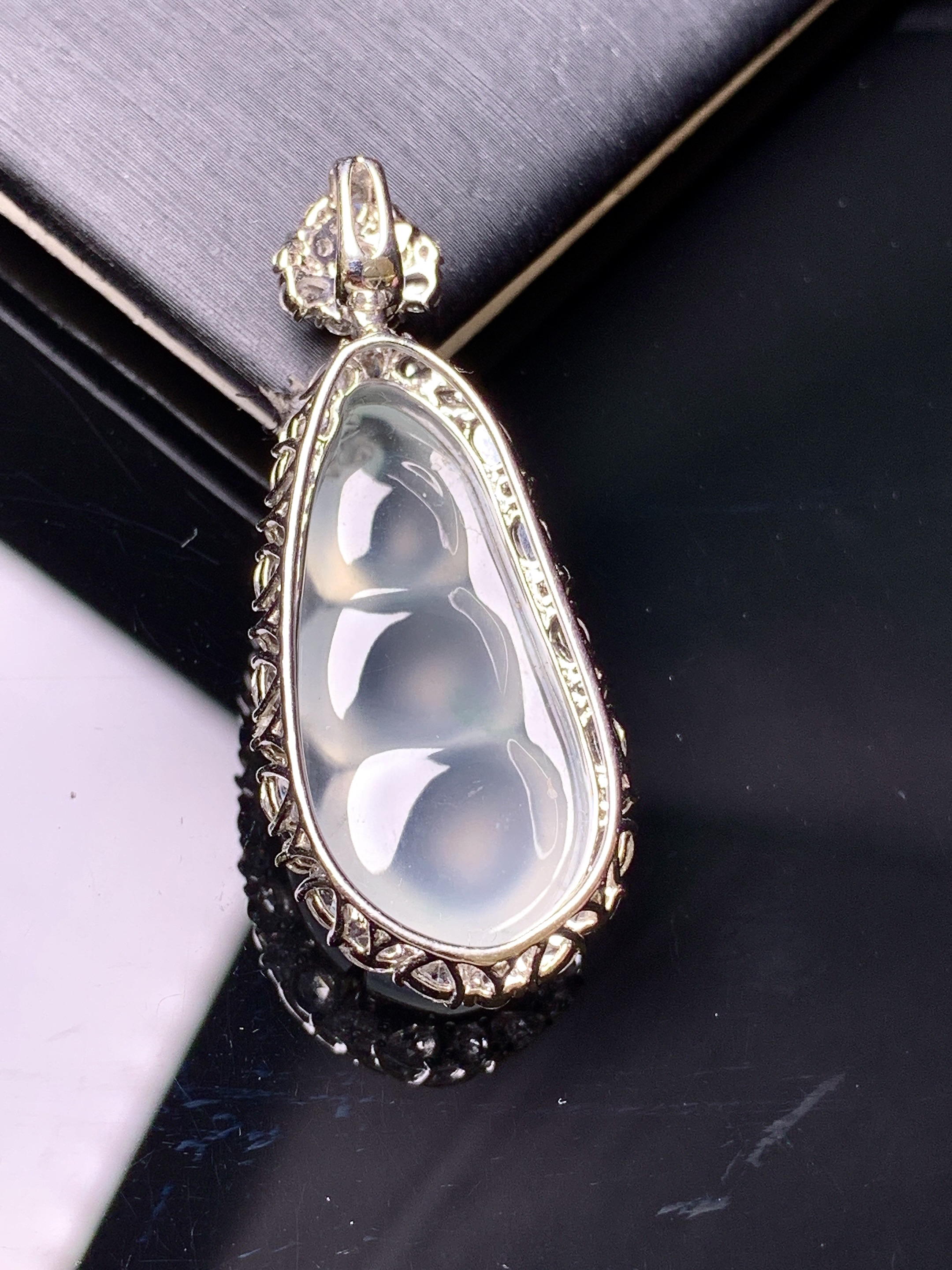 18k金钻镶嵌冰种四季豆吊坠 玉质细腻 色泽艳丽清新 水润亮眼 整体尺寸39.5*16.3*9.6c6