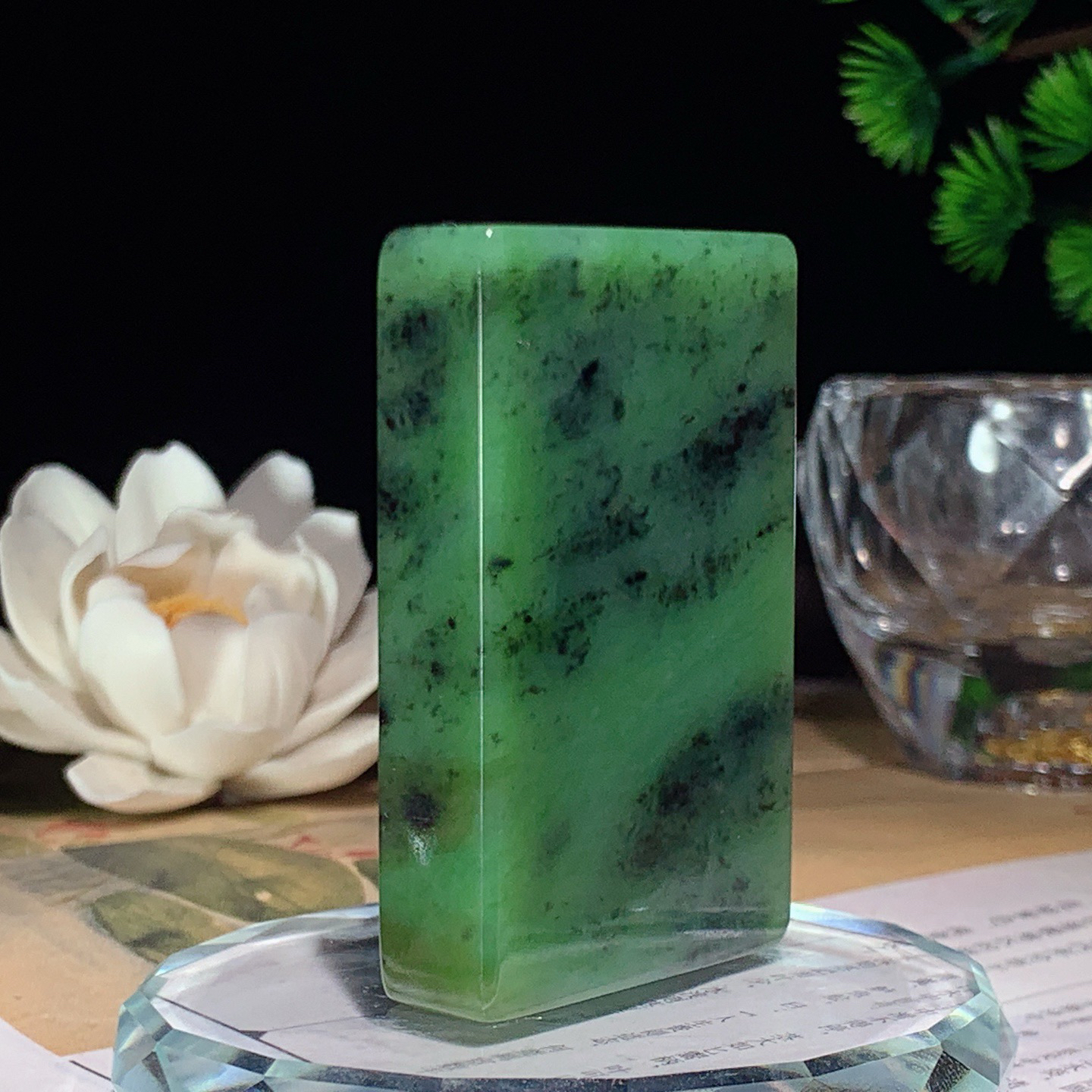 和田玉阳绿俄罗斯碧玉平安无事牌挂件 尺寸56/35/12重71.5克，玉质细腻油润 底色纯净 脂粉好