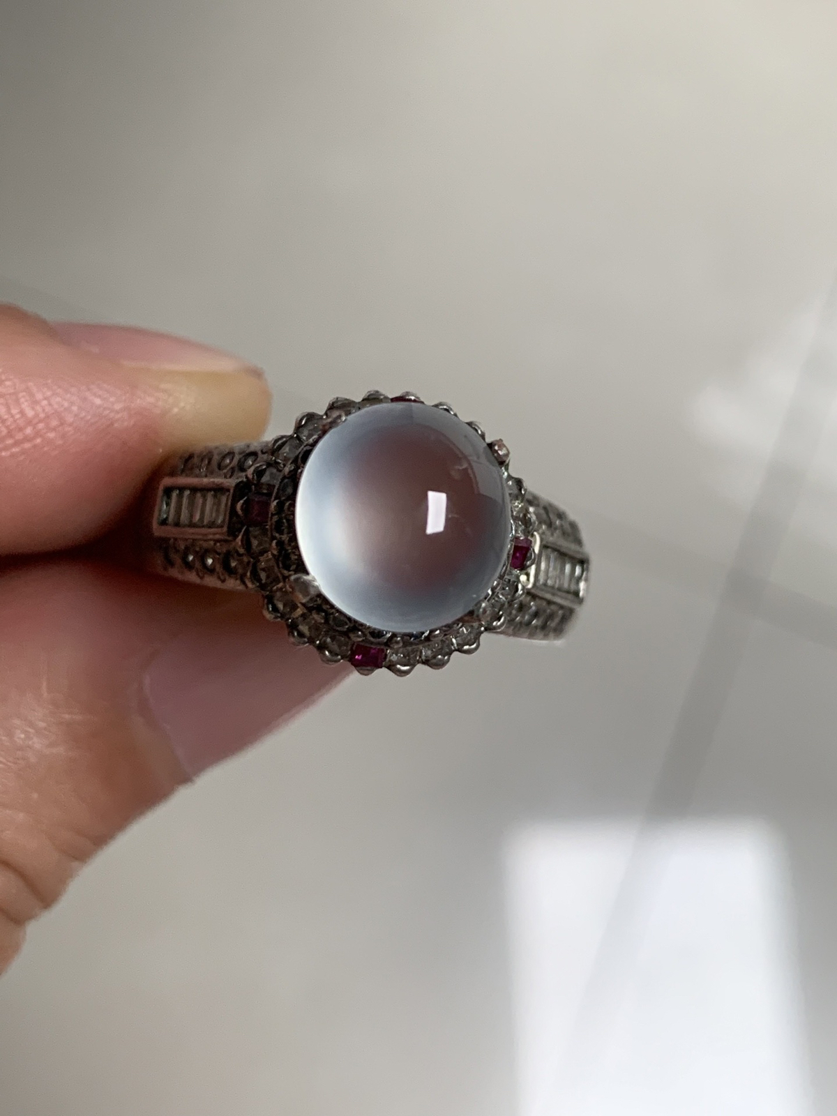 白冰戒面
老坑种强荧光，钢性十足纯净饱满