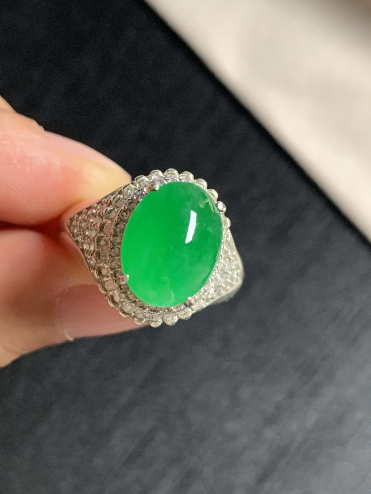 冰阳绿戒面
无纹裂，种好色好品相好，色泽艳丽纯正，老坑种冰透水灵