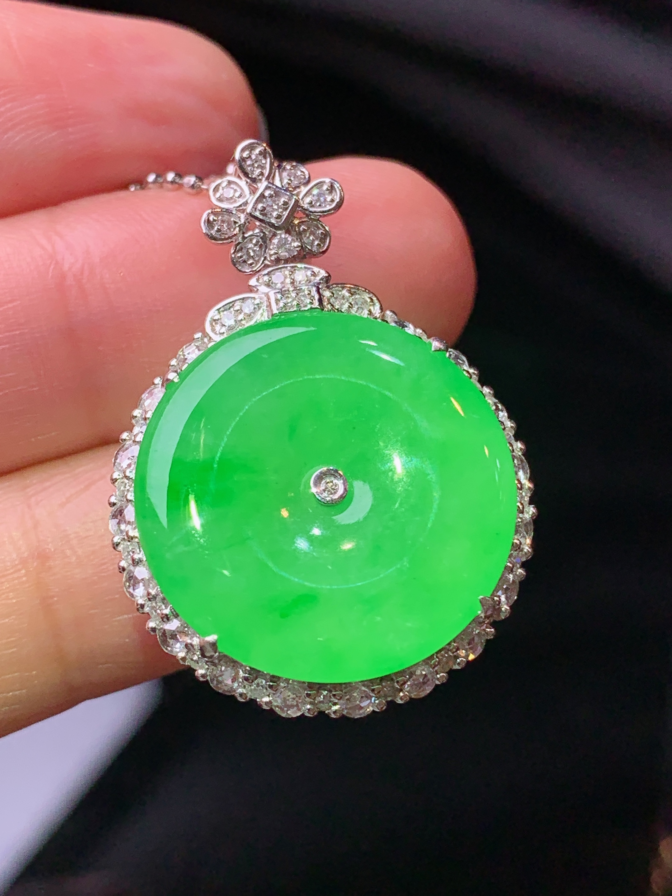 18k金钻镶嵌阳绿平安扣吊坠 玉质细腻 色泽艳丽清新 水润亮眼 整体尺寸30.5*21.3*9.3j2