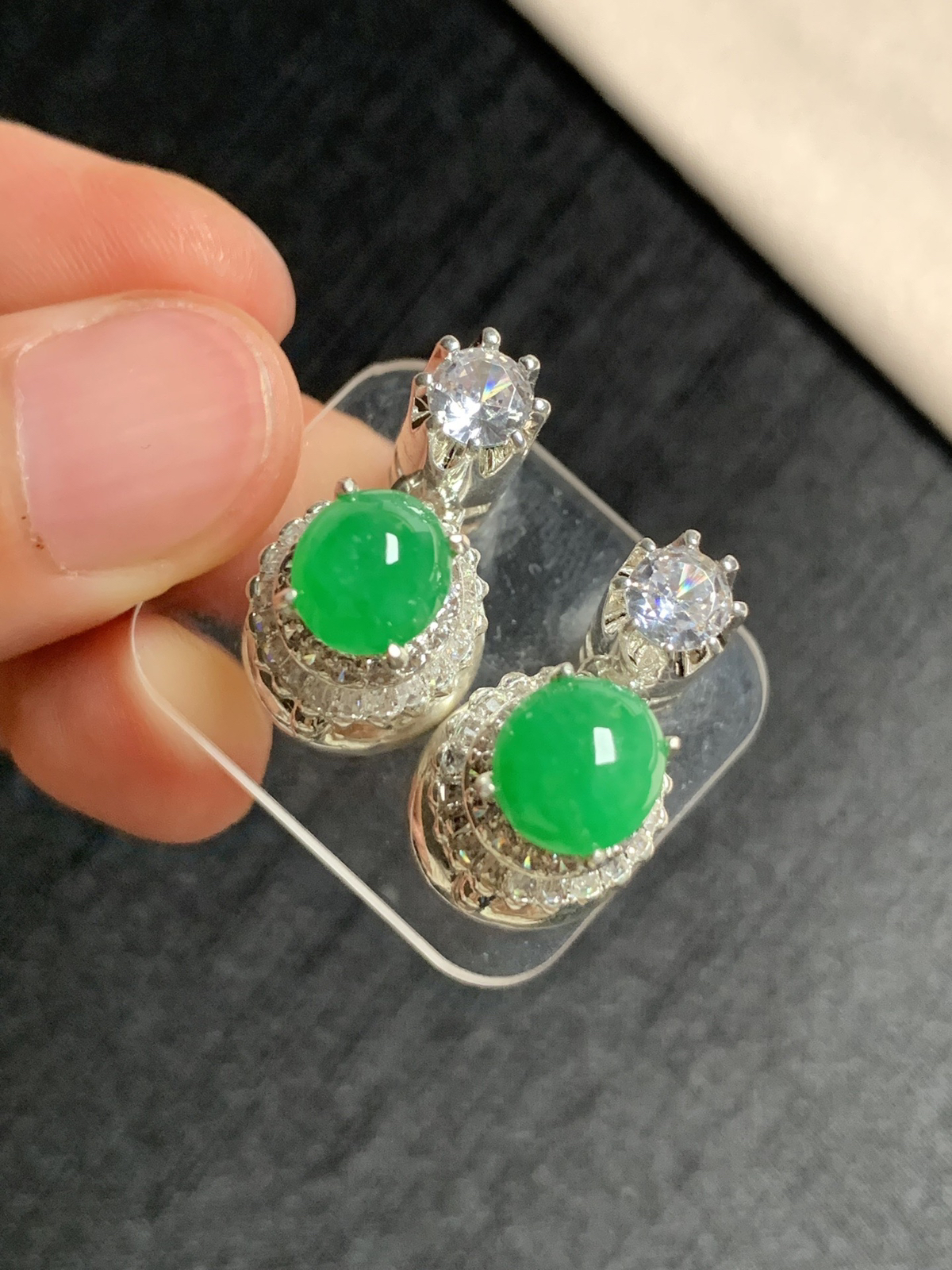 阳绿耳钉
种好色好品相好，色泽艳丽明亮，质地细腻水灵饱满圆润