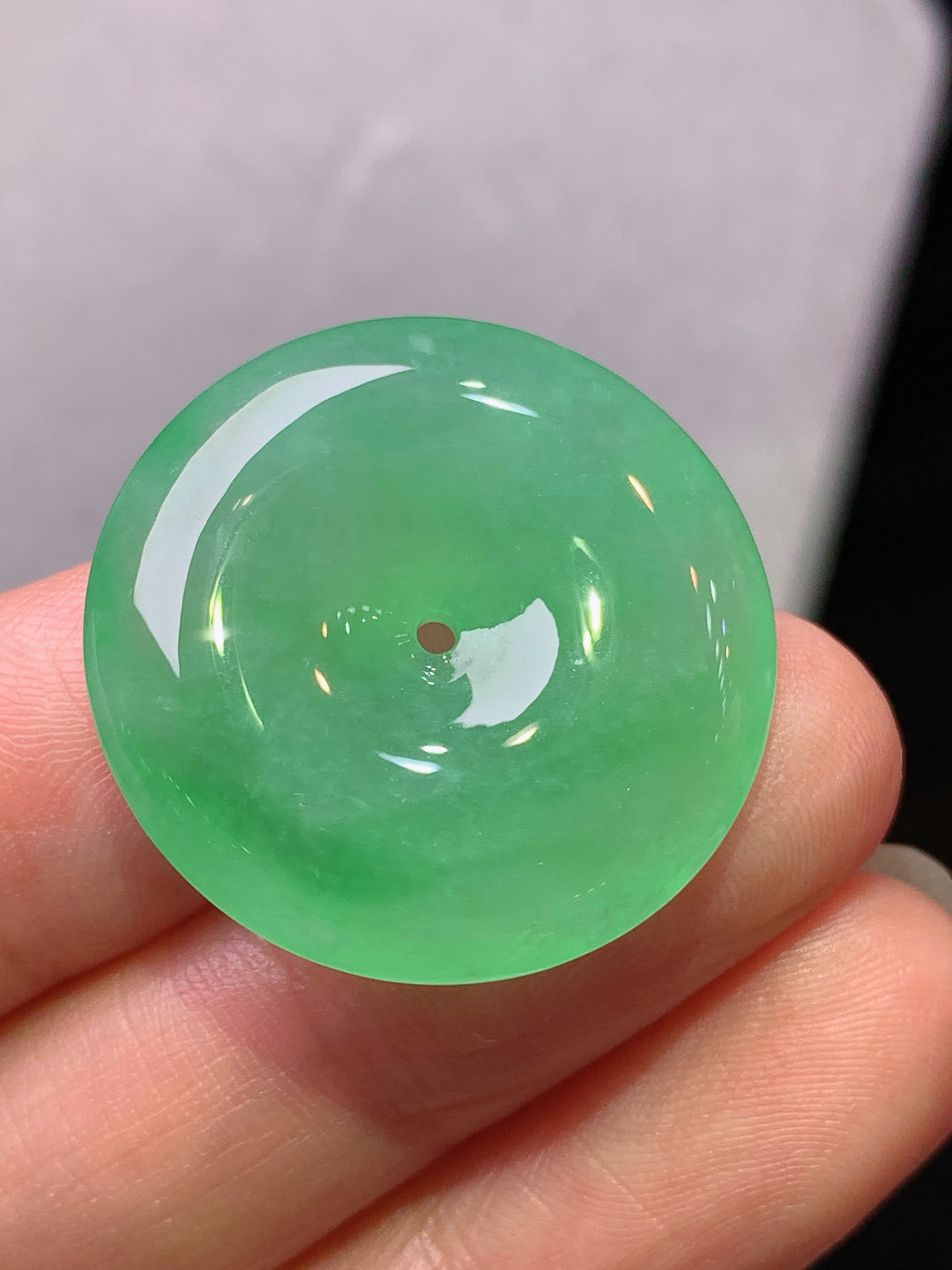 冰阳绿平安扣吊坠 玉质细腻 色泽艳丽清新 水润亮眼 整体尺寸25.3*6x1