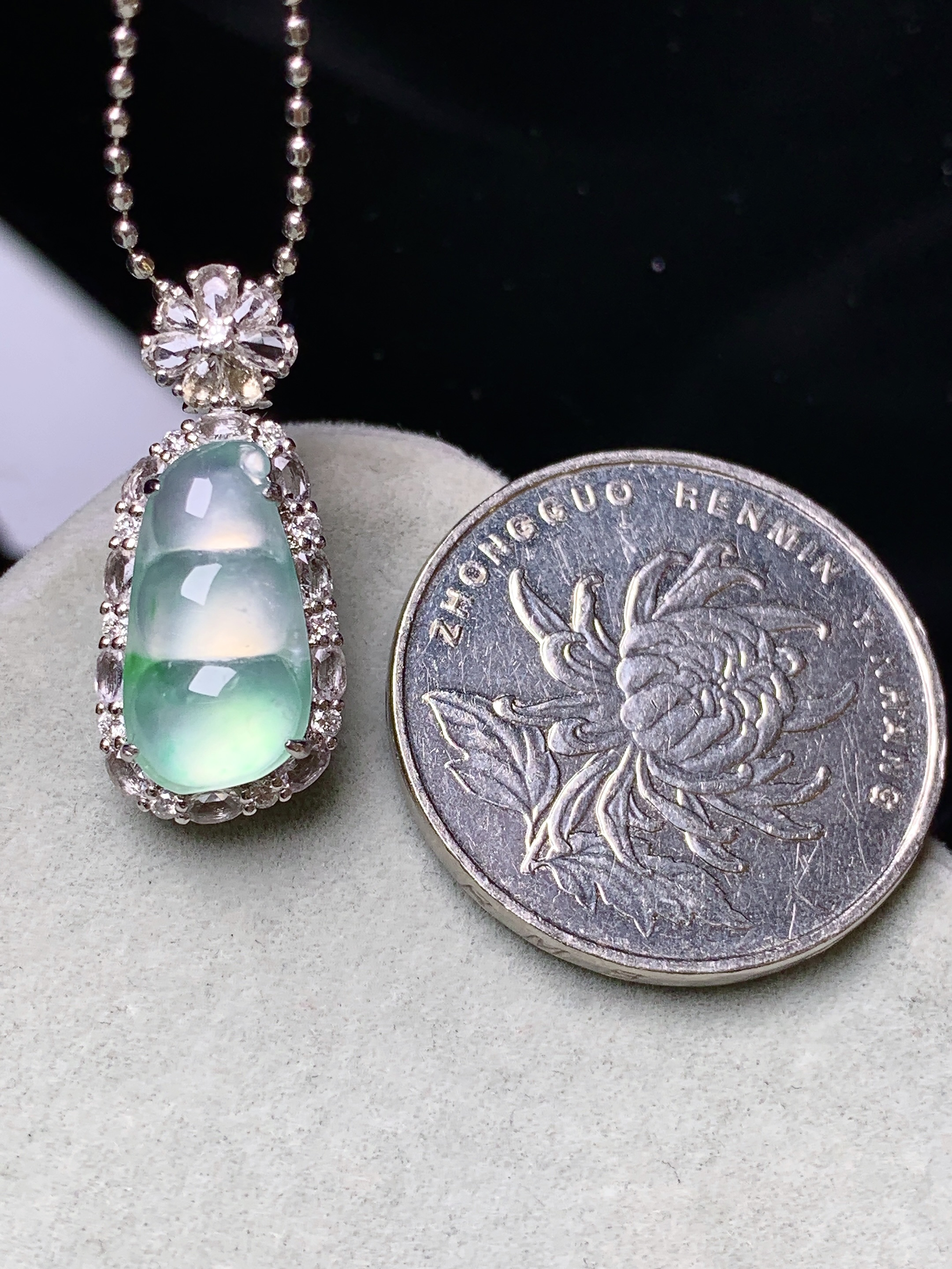 18k金钻镶嵌冰种飘花四季豆吊坠 玉质细腻 色泽艳丽清新 水润亮眼 整体尺寸23*10.3*8h5