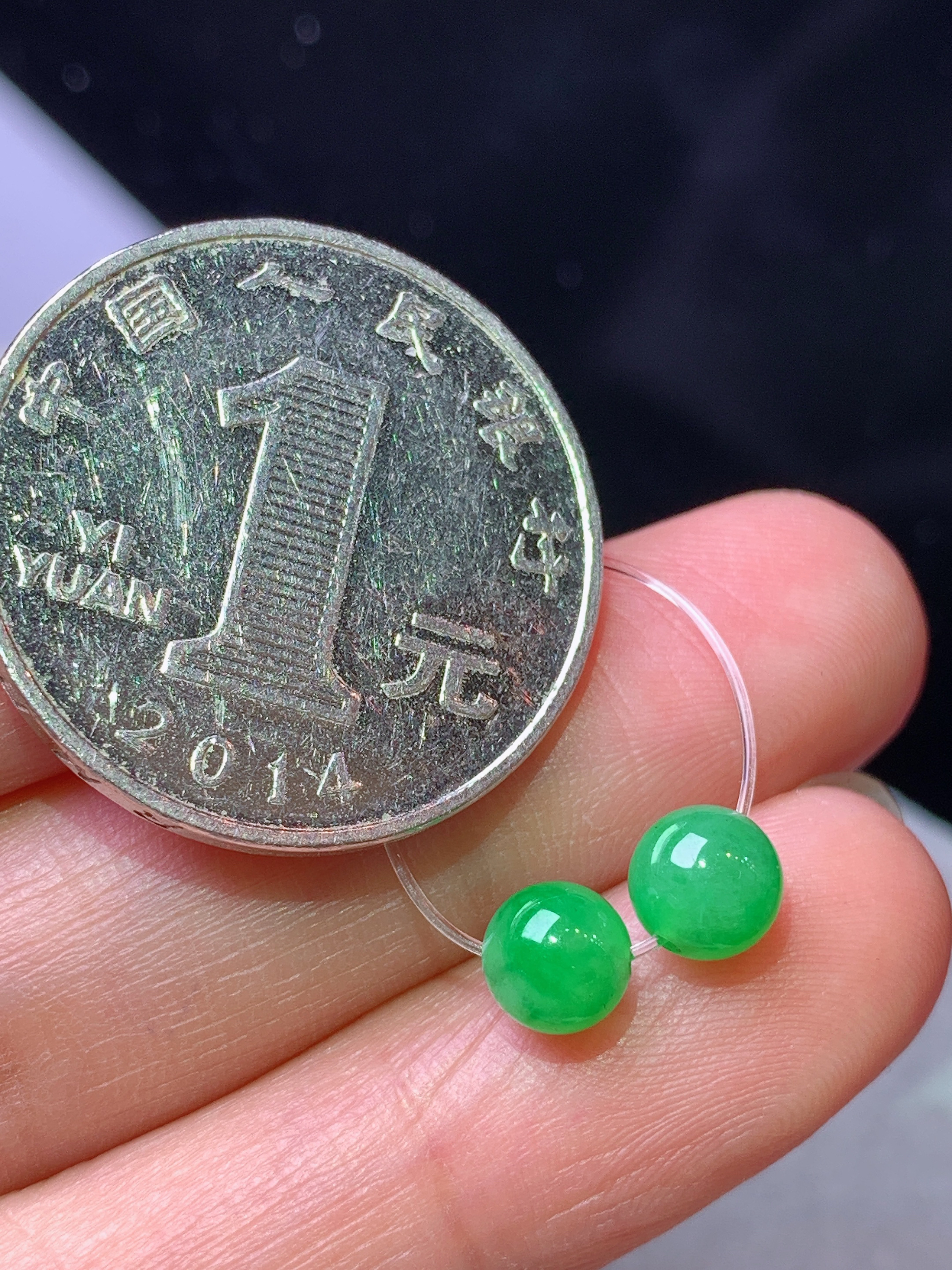 镶嵌款 阳绿圆珠一对 玉质细腻 色泽艳丽清新 水润亮眼 整体尺寸5.8m5