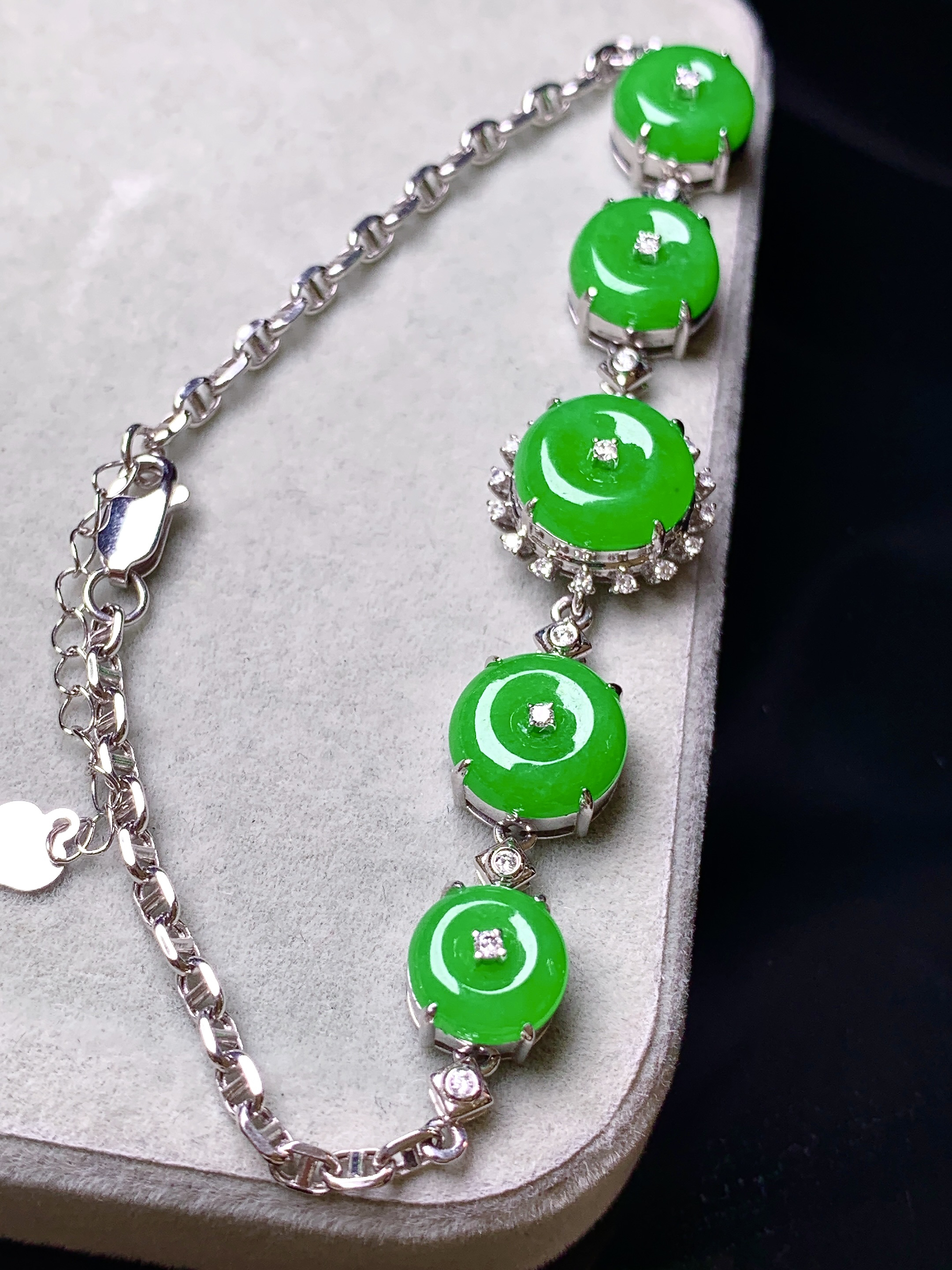 18k金钻镶嵌阳绿平安扣手链 玉质细腻 色泽艳丽清新 水润亮眼 整体尺寸165*12.5*6.5L2