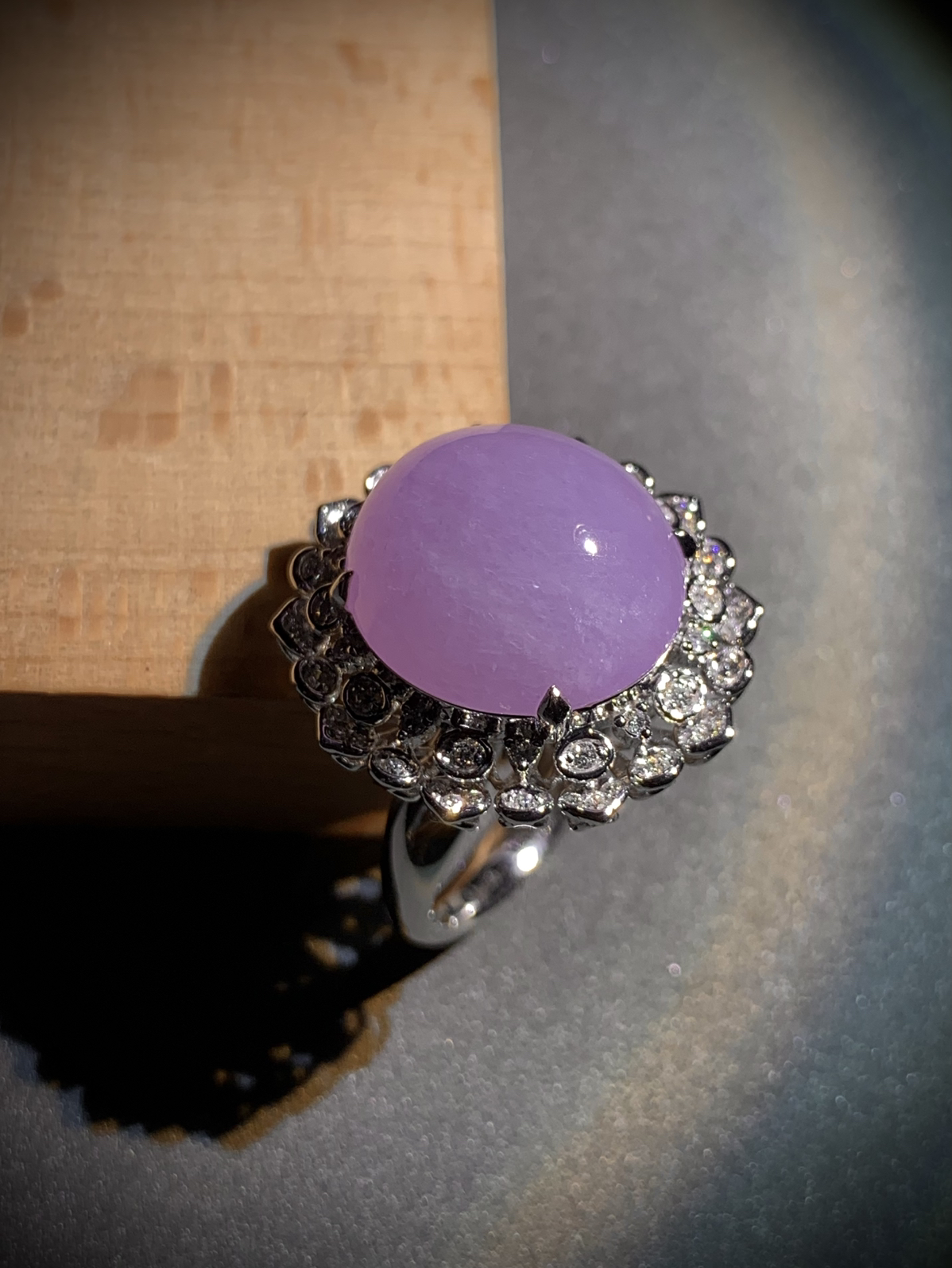 冰紫戒指，裸石16-15-9.5mm，
台面整体23.5-22.5-15mm，9.55g，
15#，18K金，南非钻，