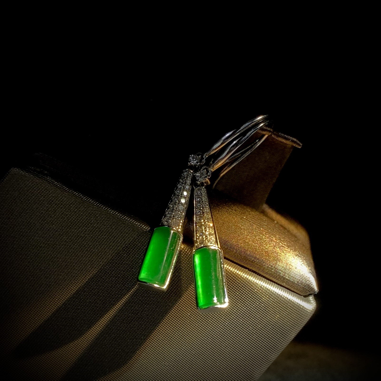 绿素面镶嵌耳坠，裸石8.2-4.2-3mm，
整体33-4.5-3mm，2.62g，
18K金，南非钻，