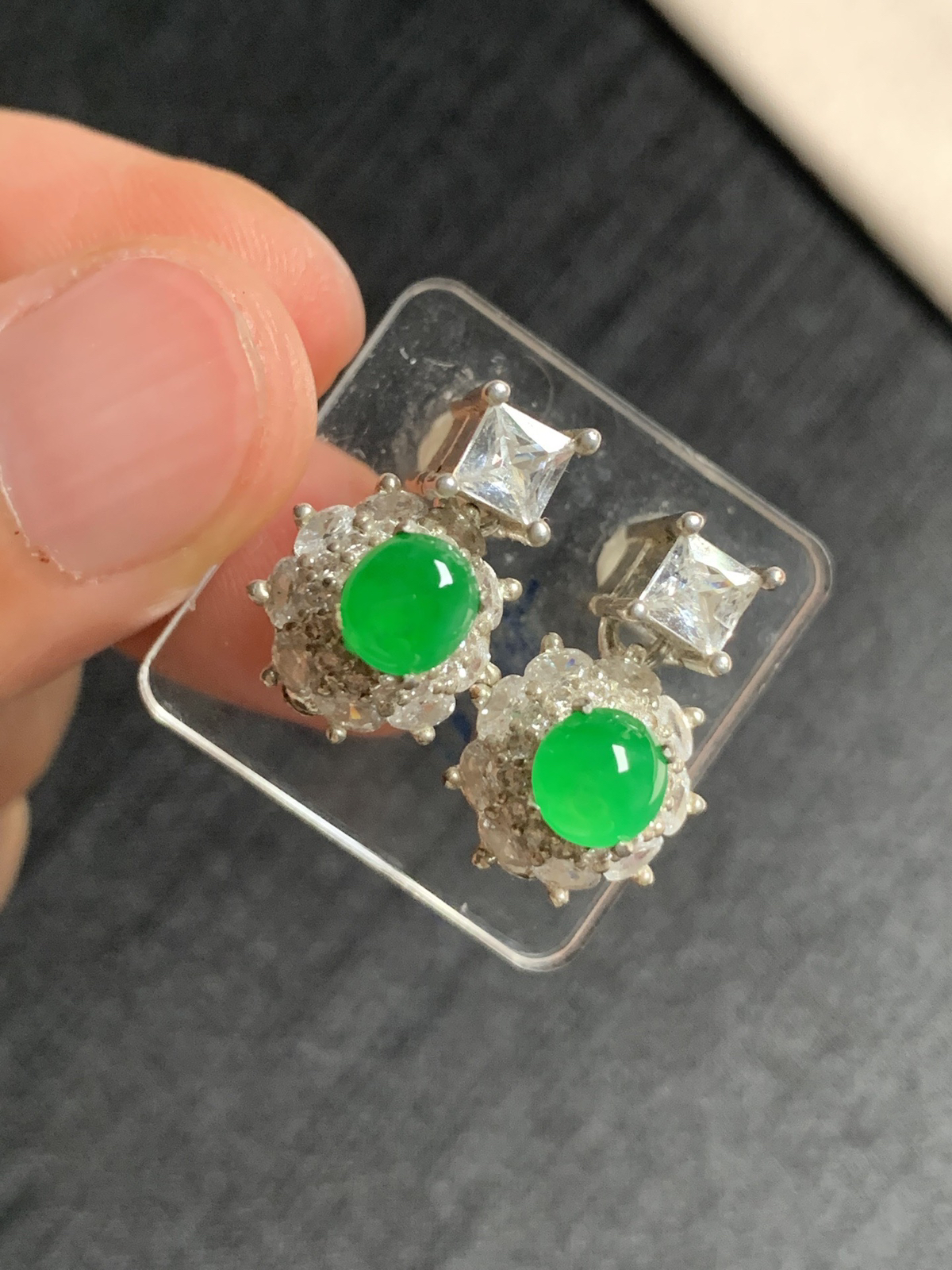 冰阳绿耳钉 种好色好品相好，色泽艳丽纯正，质地细腻水灵饱满