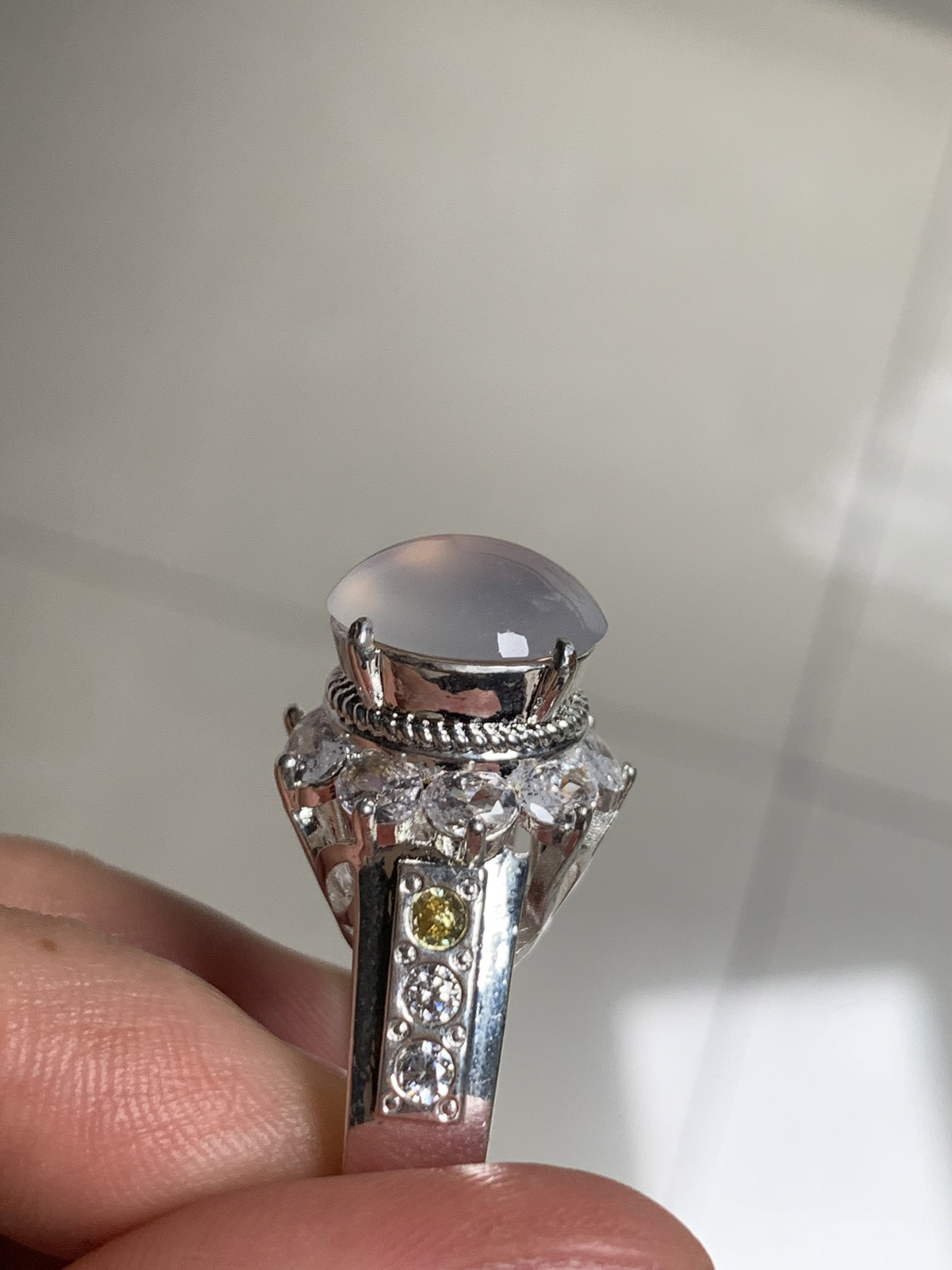 白冰戒面
老坑种冰透水灵，纯净饱满胶感十足