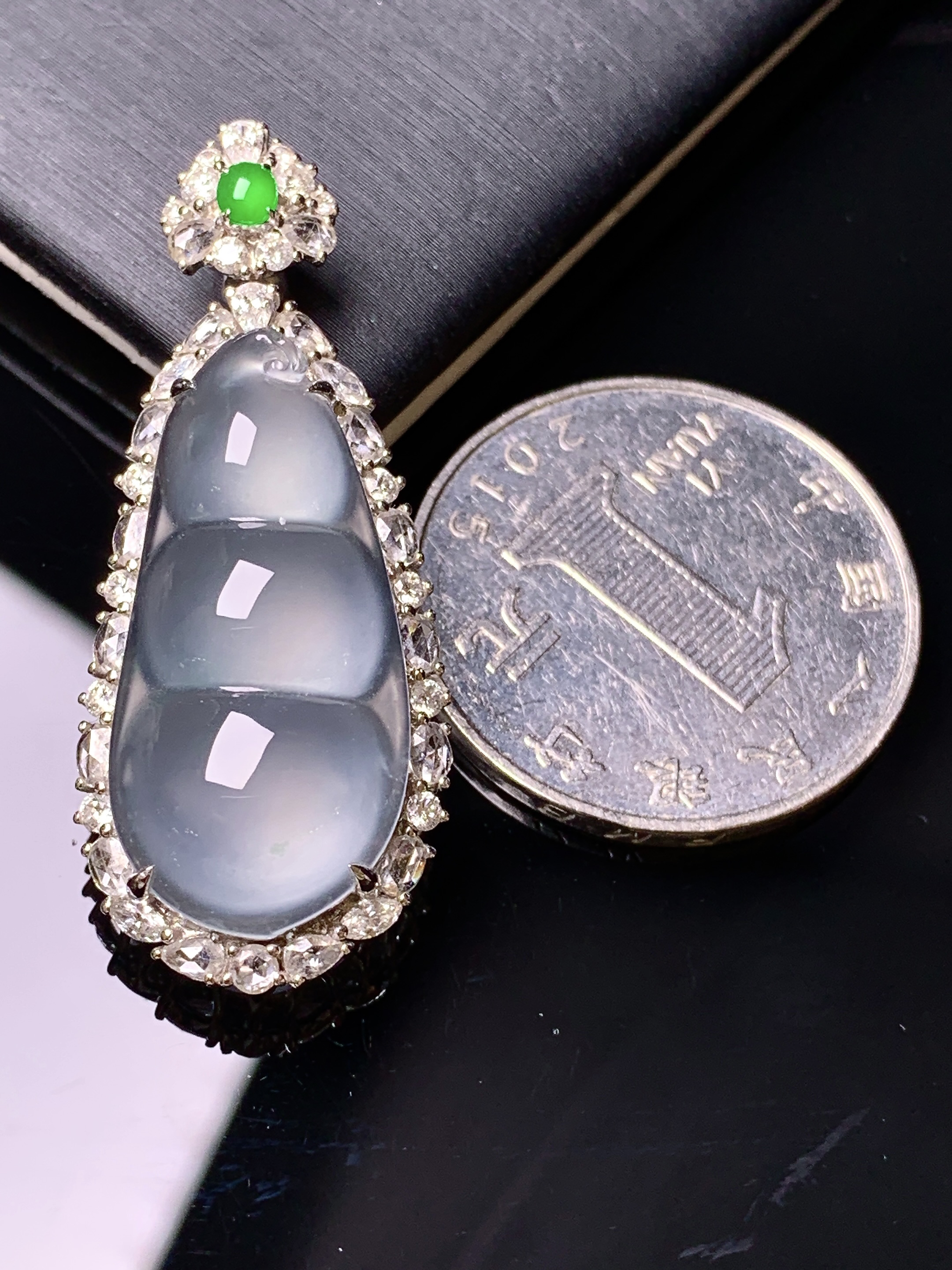 18k金钻镶嵌冰种四季豆吊坠 玉质细腻 色泽艳丽清新 水润亮眼 整体尺寸39.5*16.3*9.6c6