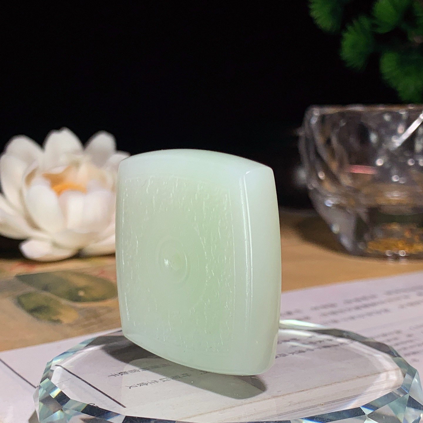 和田玉青海翠青四方扣挂件。尺寸37/9重31克，玉质细腻油润 脂粉好，品质好！lt260415