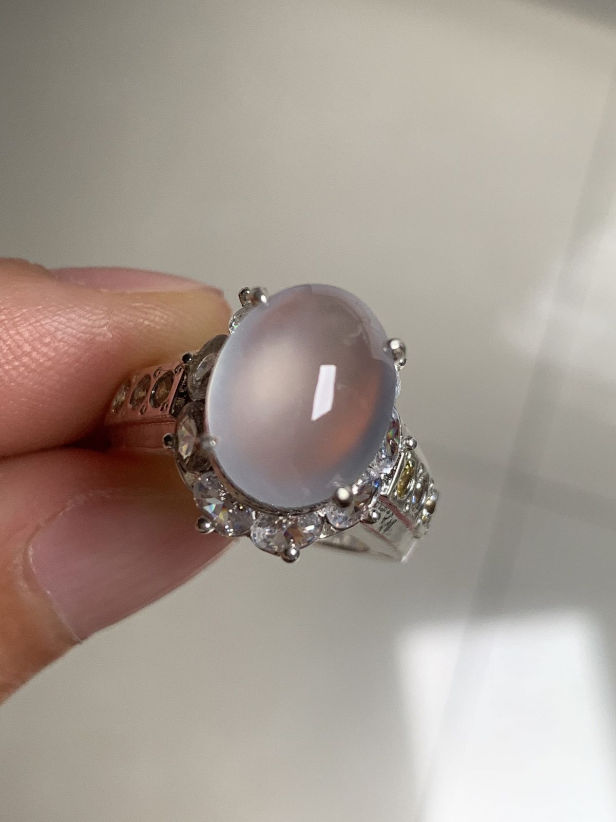 白冰戒面
老坑种冰透水灵，纯净饱满胶感十足