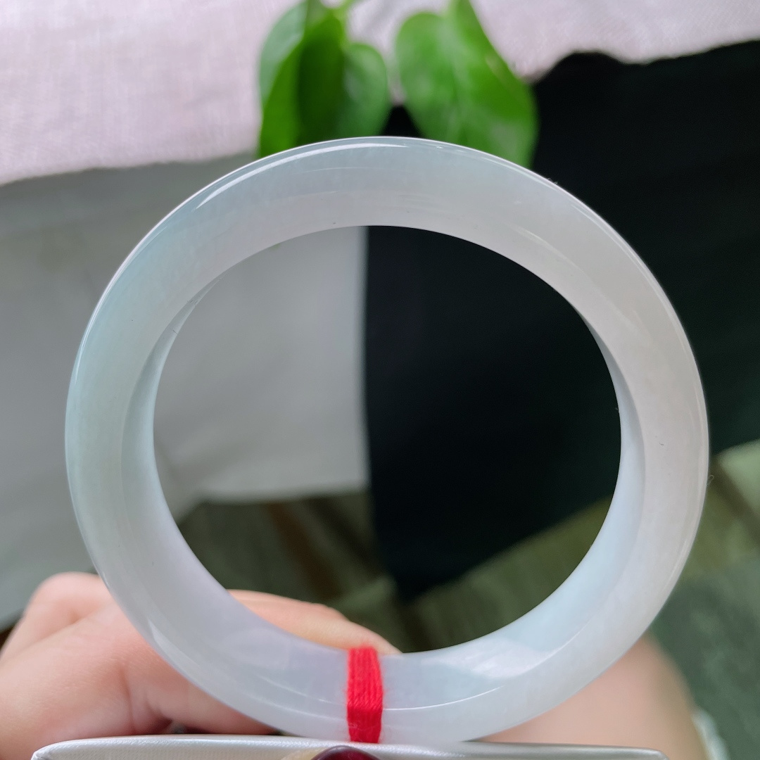 57.3/11.9/8.2，淡蓝色正圈，肉质细腻干净，清爽自然，娉婷袅娜，无裂，ss46315a