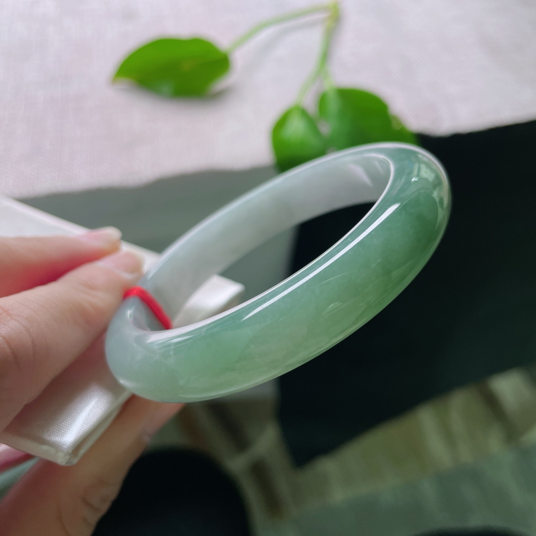 56.8/11.8/8.3，飘花正圈，水润细腻，种老，上手低调不失温婉，无裂，ss48716a