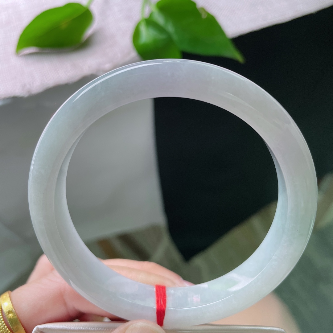 61.7/12/8.5，淡绿底正圈，大圈口，水润细腻，巧笑嫣然，无裂，ss47804a