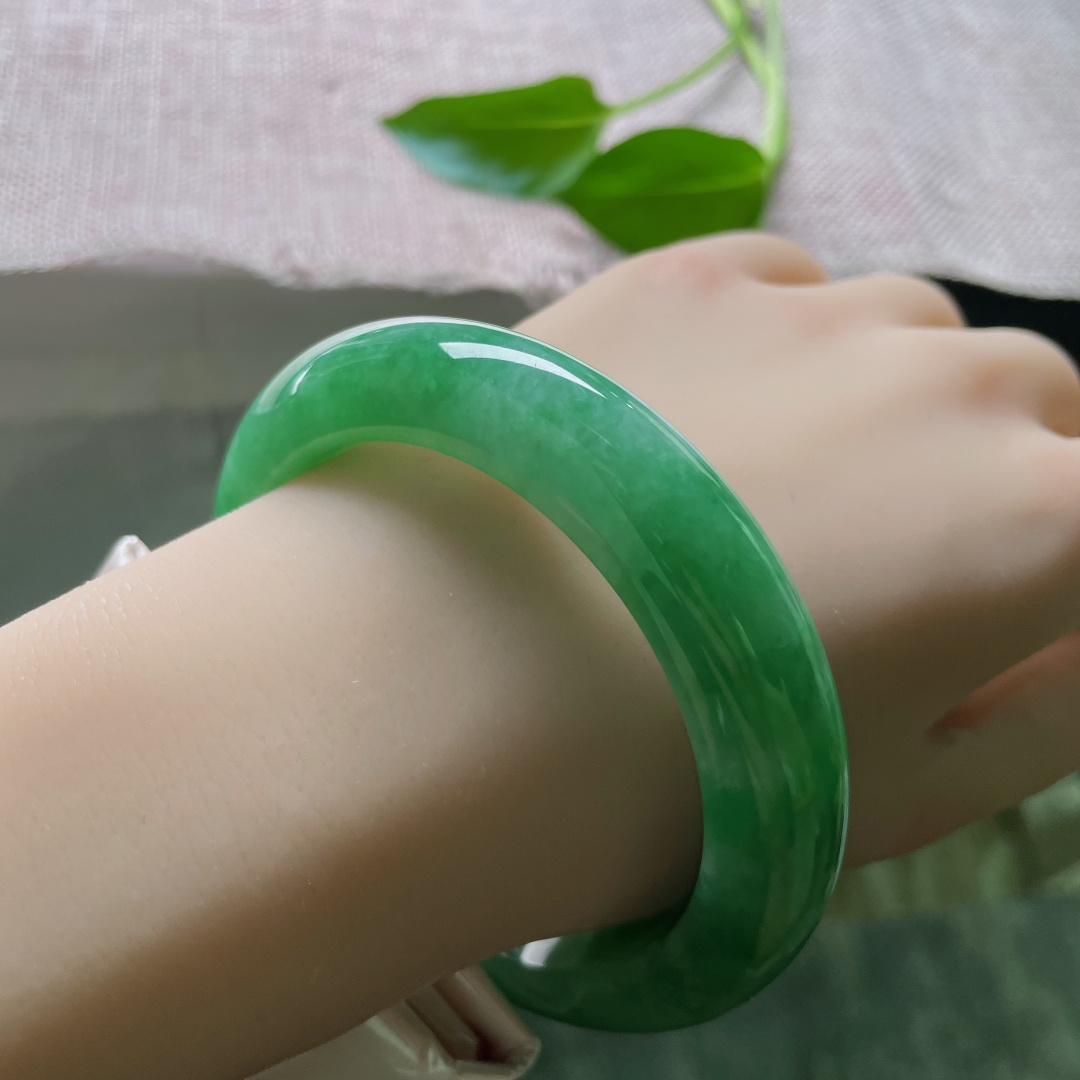 60.1/13.9/10.2，满绿正圈，大圈口，厚装饱满，腕间藏了一整个春天，一点皮纹，ss49950a