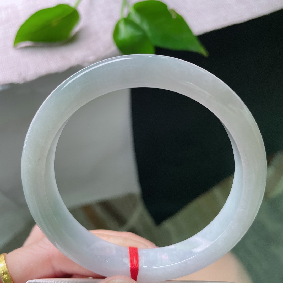 61.7/12/8.5，淡绿底正圈，大圈口，水润细腻，巧笑嫣然，无裂，ss47804a