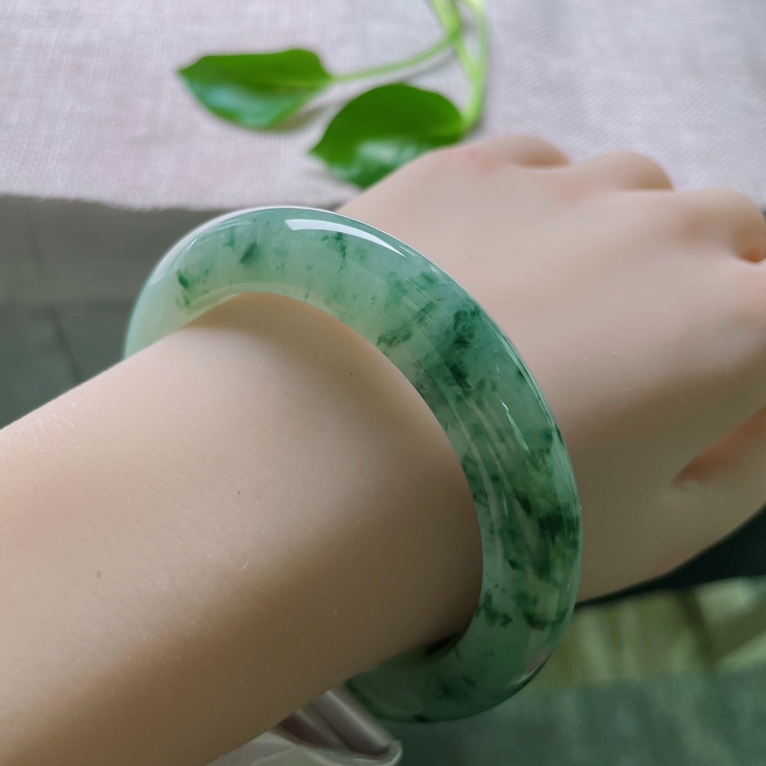 56.8/11.5/9.6，飘花正圈，种老，细润，如墨滴入清水，晕开一池春色。无裂，ss50027a