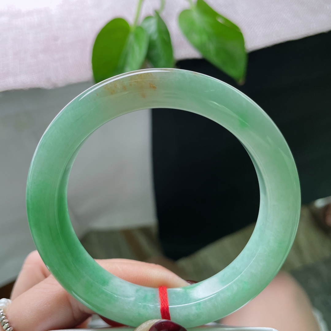 57.5/11.9/10绿底正圈，腕间一汪早春的湖水，是雨后的新叶，是未染尘埃的初绿。洒金，晶体纹，ss50904a