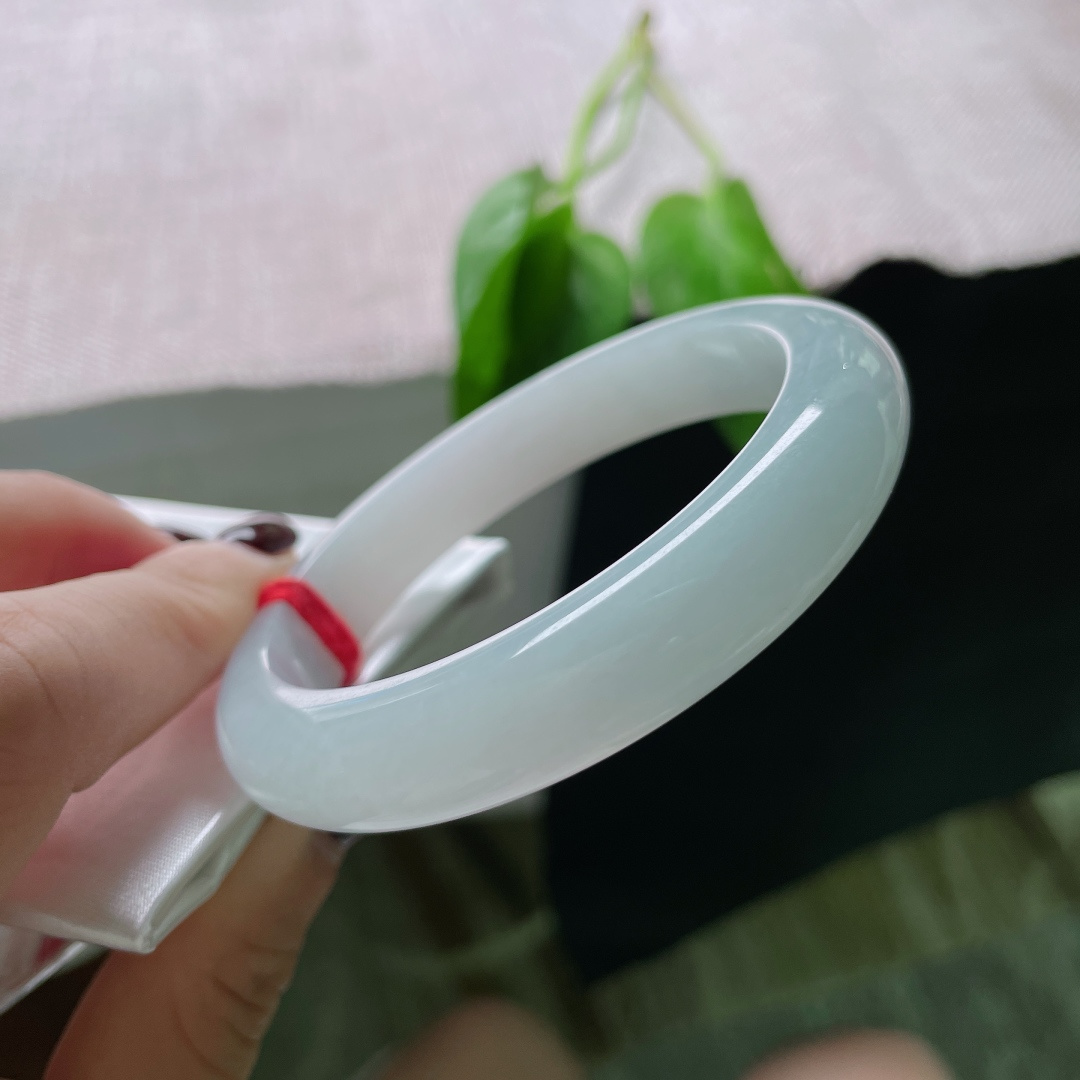 57.3/11.9/8.2，淡蓝色正圈，肉质细腻干净，清爽自然，娉婷袅娜，无裂，ss46315a