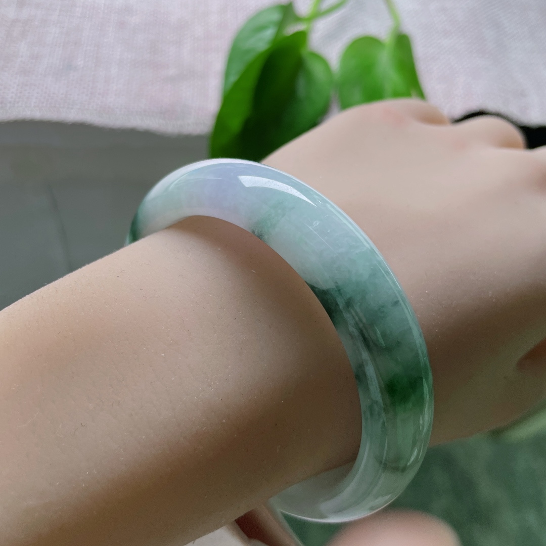 55.3/42.6/8.1，飘花正圈，紫底，一方玉镯，便收尽了 “紫气东来，江山入画” 的天地气象。晶体，ss50691a