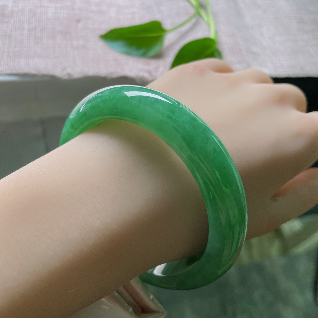 60.7/13.8/9.9，绿底正圈，大圈口，一方绿底，养一方山水。一点皮纹，ss49957a