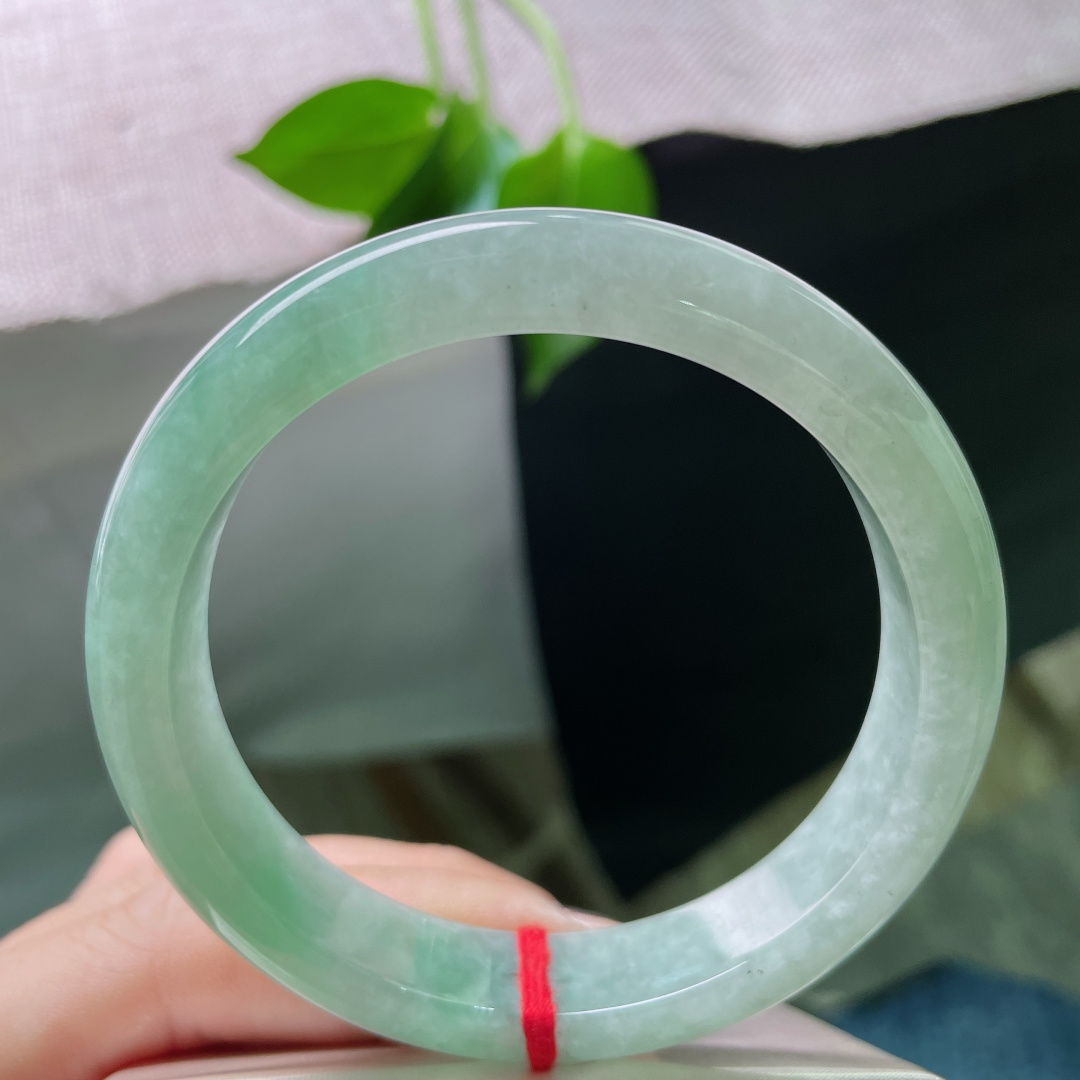 57/11.9/7.6，绿底正圈，水润，上手减龄，显气质，无裂。ss48771a