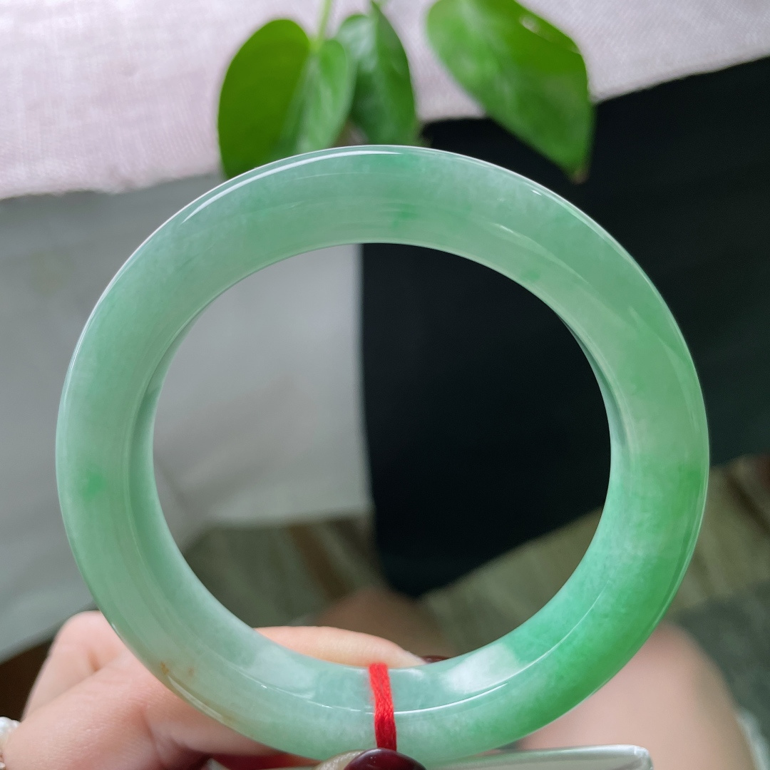 57.5/11.9/10绿底正圈，腕间一汪早春的湖水，是雨后的新叶，是未染尘埃的初绿。洒金，晶体纹，ss50904a