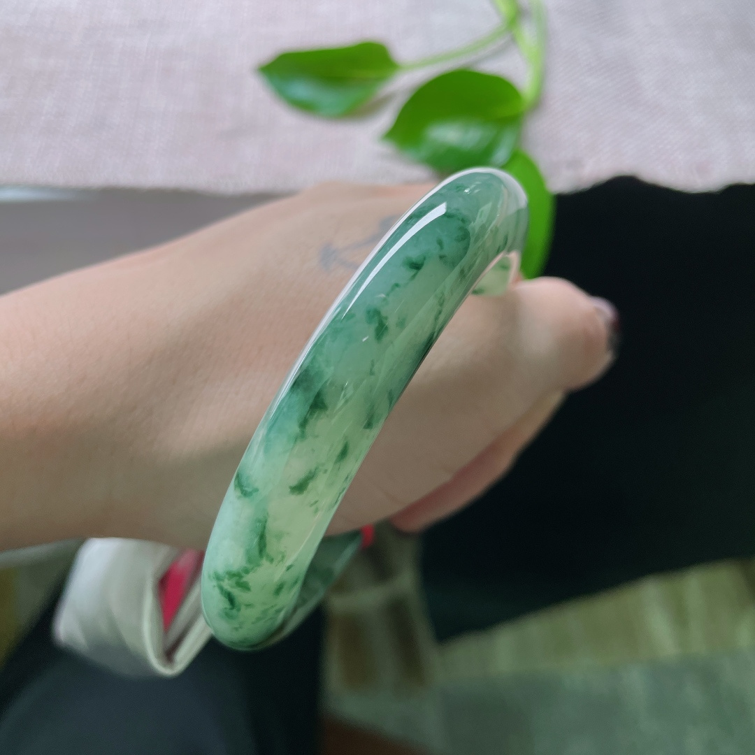 56.8/11.5/9.6，飘花正圈，种老，细润，如墨滴入清水，晕开一池春色。无裂，ss50027a