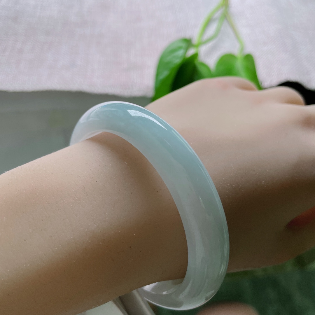 57.3/11.9/8.2，淡蓝色正圈，肉质细腻干净，清爽自然，娉婷袅娜，无裂，ss46315a