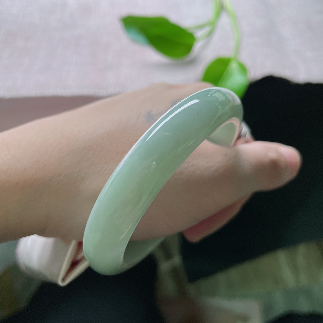 54.6/12.1/7.9绿底正圈，柔润透亮，细腻又显白，上手温婉雅致。无裂，ss47946a