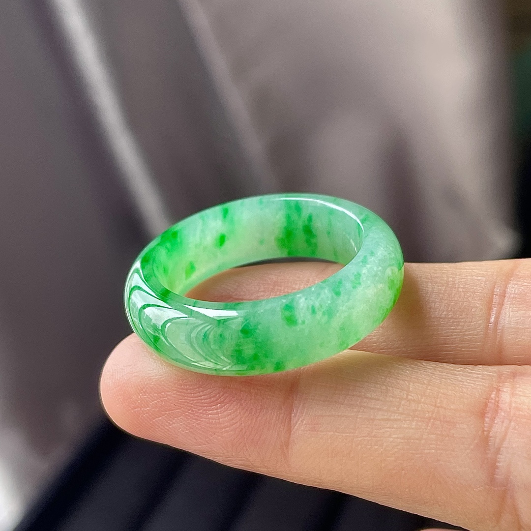 ️缅料冰阳绿指环，色辣，饱满水润，无裂，裸石尺寸7/4.2--19.3，圈口21。编码0520好数字