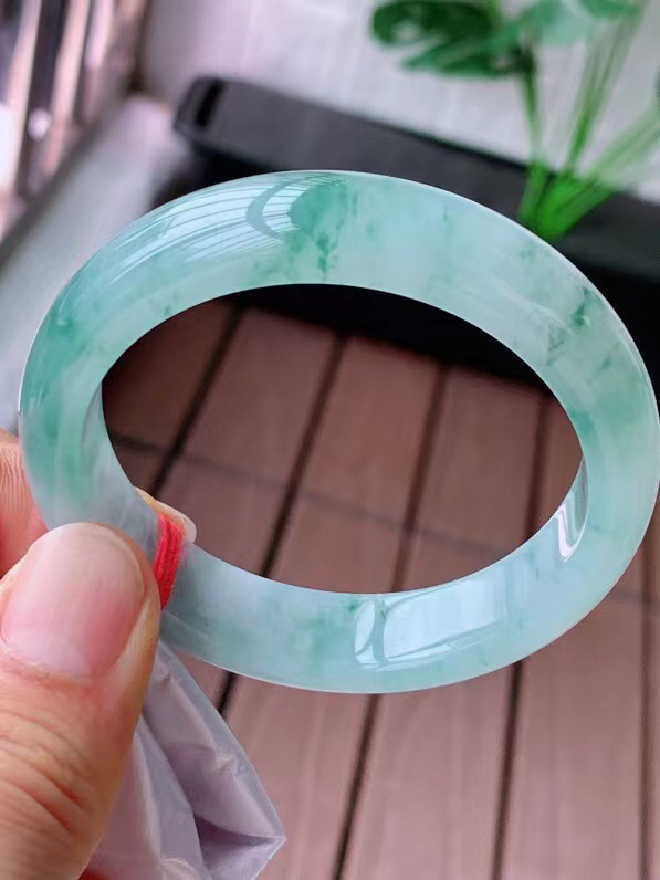 【翡翠名称】老种冰飘花52.8正圈口手镯
【翡翠尺寸】52.8/12.6/7.6mm适合51.8-54正圈口佩戴
【翡翠描述】宝贝种老水足，玉质细腻，色泽靓丽，性价比高，佩戴效果好！
【其它赠送】权威证书/精美挂绳盒子/支持全国复检