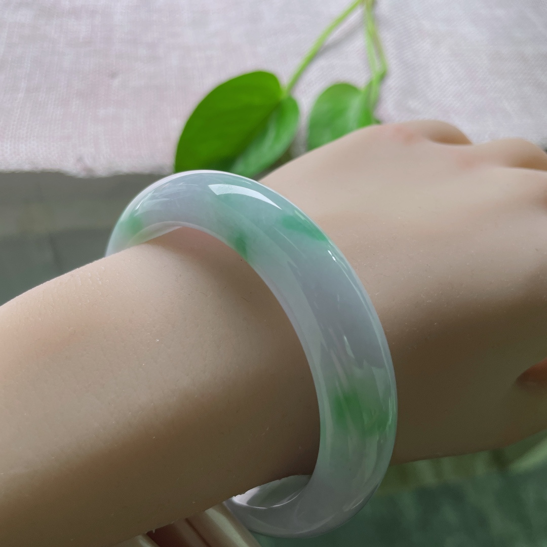 55.4/14/8.9，春带彩正圈，紫为云霞，绿为远岫，是玉中难得一见的“泼彩”意境。无裂，ss50448a