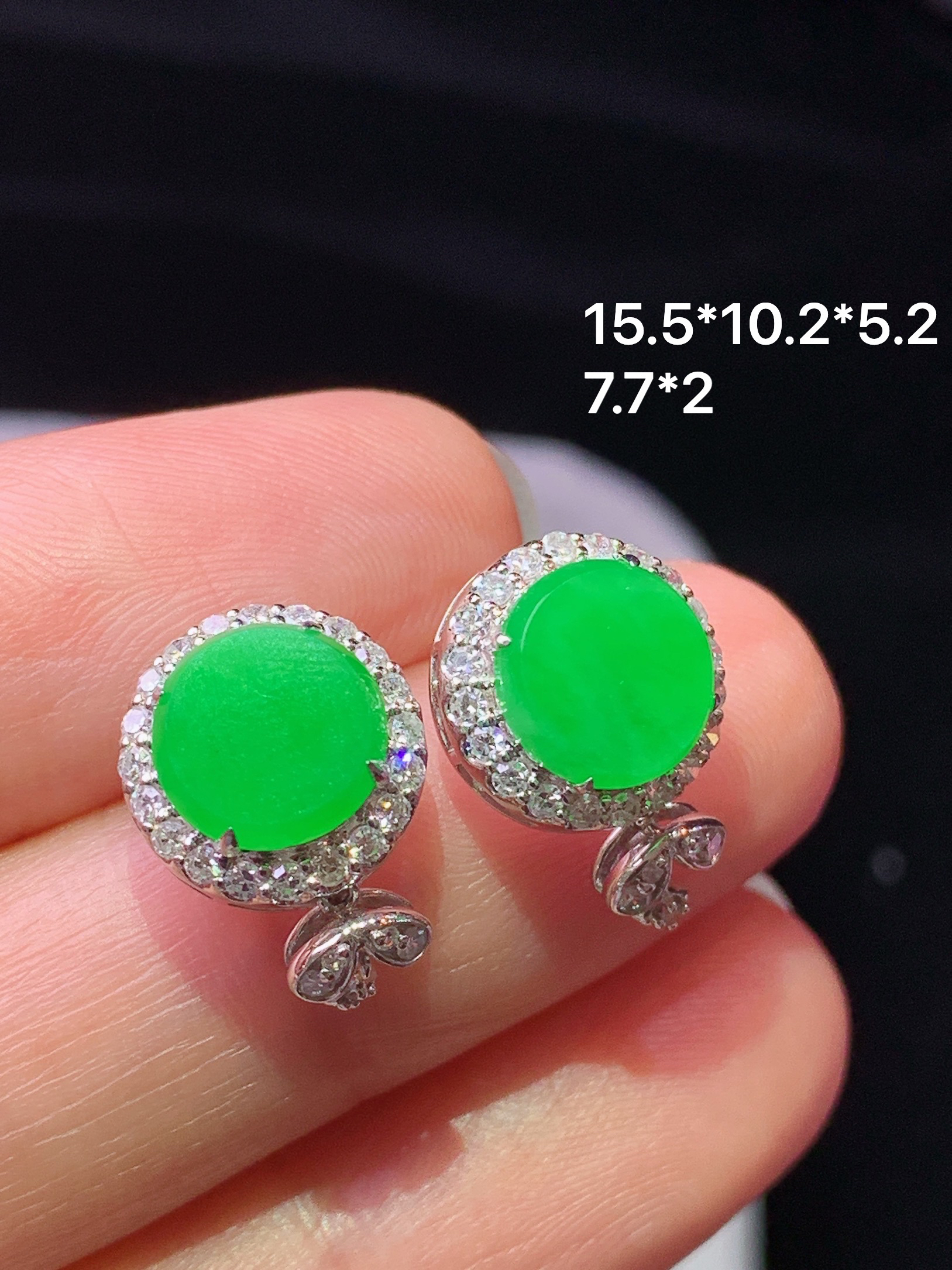18k金钻镶嵌阳绿圆通耳钉 玉质细腻 色泽艳丽清新 水润亮眼 整体尺寸15.5*10.2*5.2h1