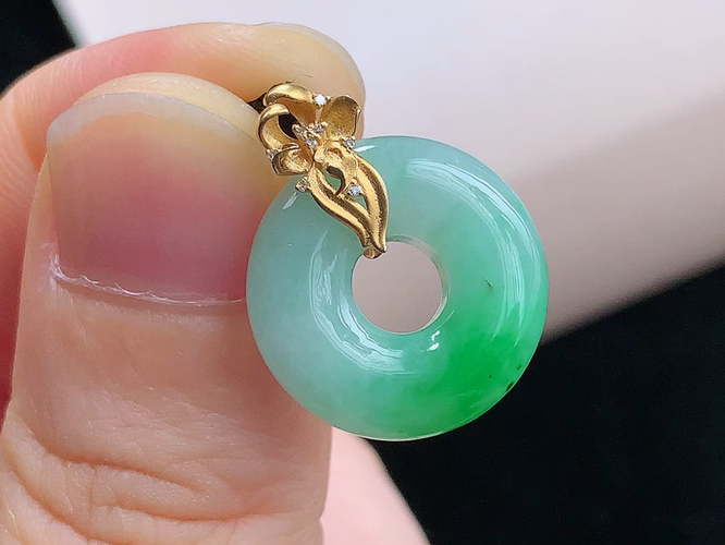 ️ 18K金伴钻甜甜圈，尺寸21.4/16.9-5.5mm，包A附证书