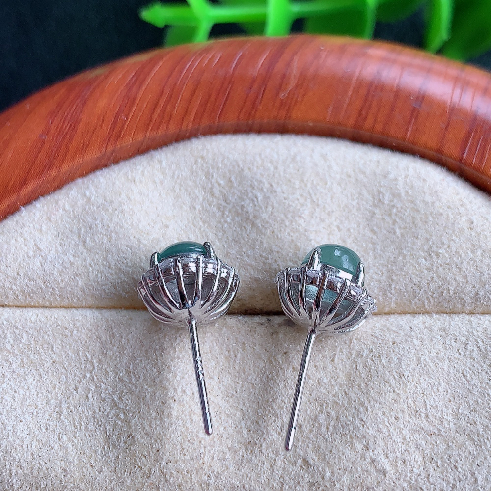 冰晴水翡翠925银镶嵌耳坠，自然光实拍，翠色灵动，颜色漂亮，种老水足，品相佳，佩戴佳品！W481.16 取一整体尺寸：7.8-9mm  裸石尺寸：6mm