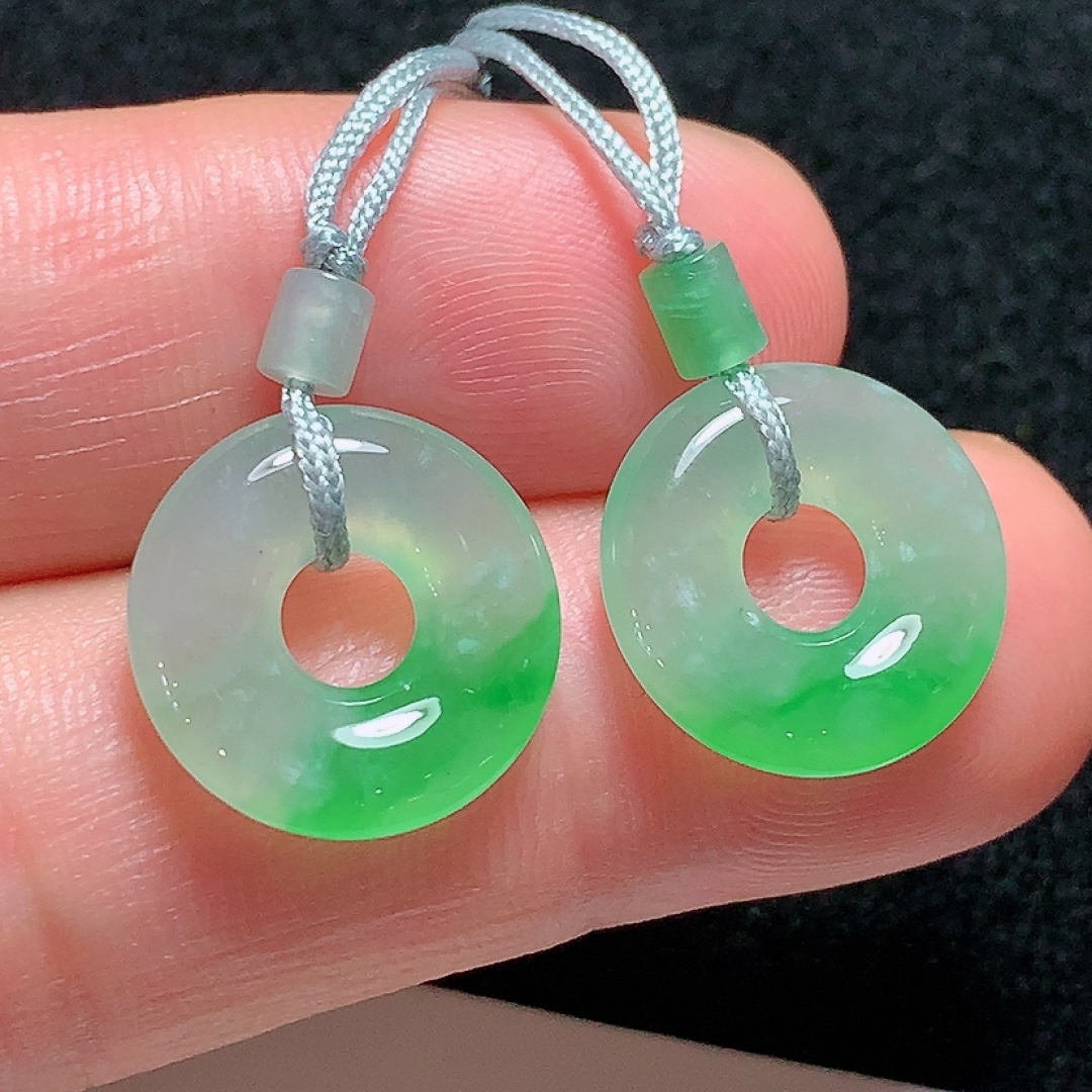 ️冰种飘绿甜甜圈一对，种老水头好，又冰又润，饱满无裂，尺寸：14.4/2.9mm，ss50182a