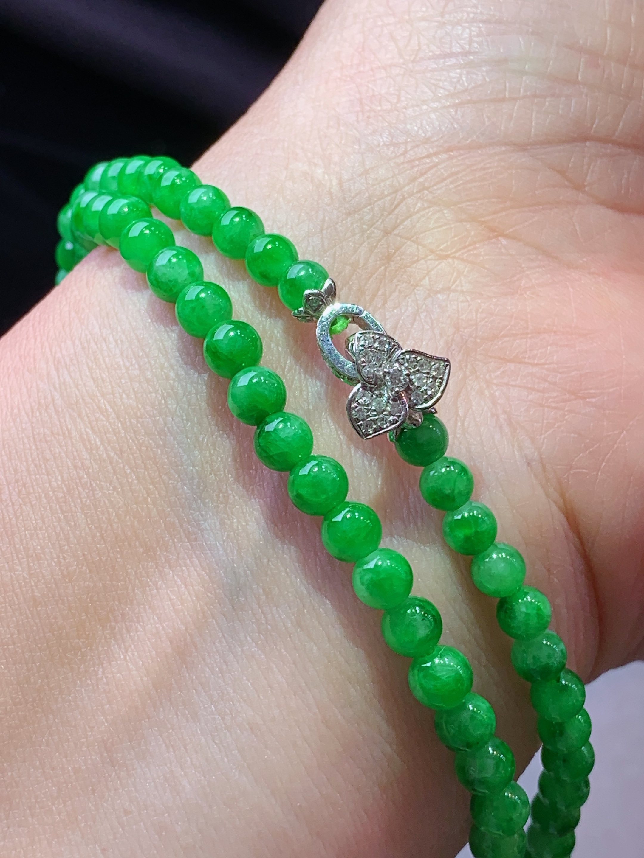 阳绿圆珠项链 玉质细腻 色泽艳丽清新 水润亮眼 整体尺寸4.5m5