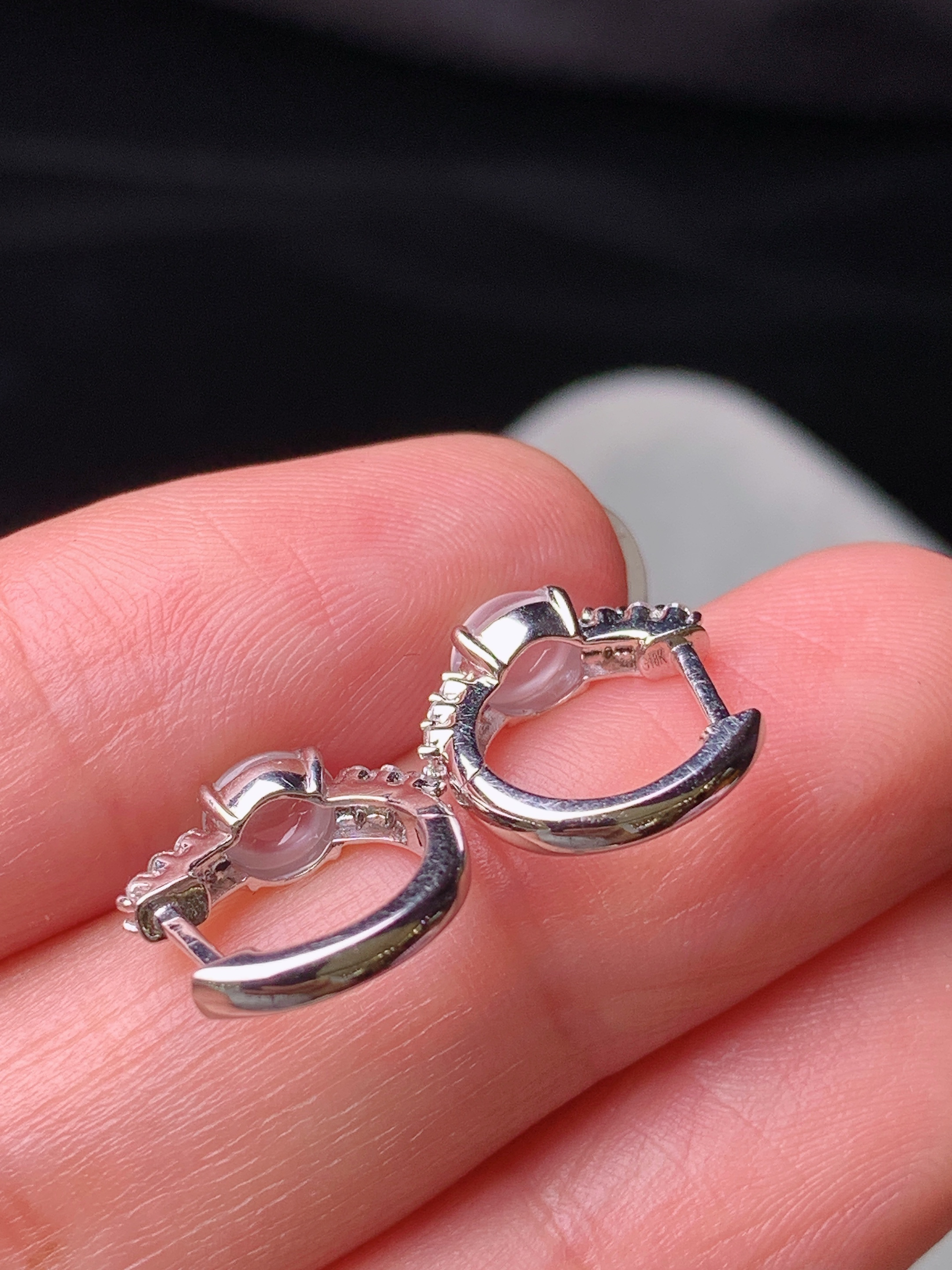 18k金钻镶嵌冰种蛋面耳钉 玉质细腻 色泽艳丽清新 水润亮眼 裸石尺寸4.6*2.3m3