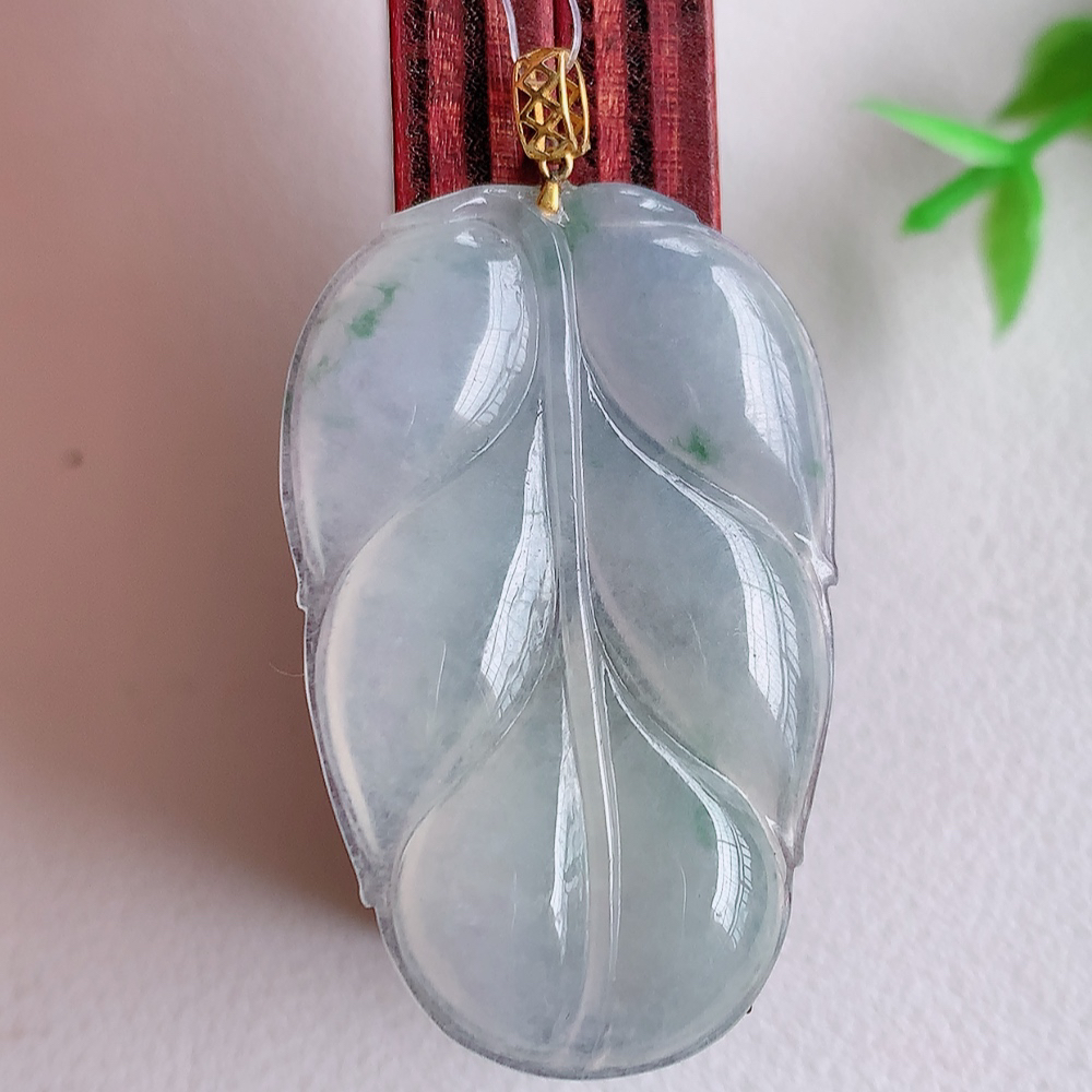 18k金扣冰润飘花金枝玉叶翡翠吊坠  老种起胶感  飘花灵动  寓意“金枝玉叶，大业有成，一夜成名”  饱满大气，水润通透。W49.16  尺寸：37-23.3-3.5mm