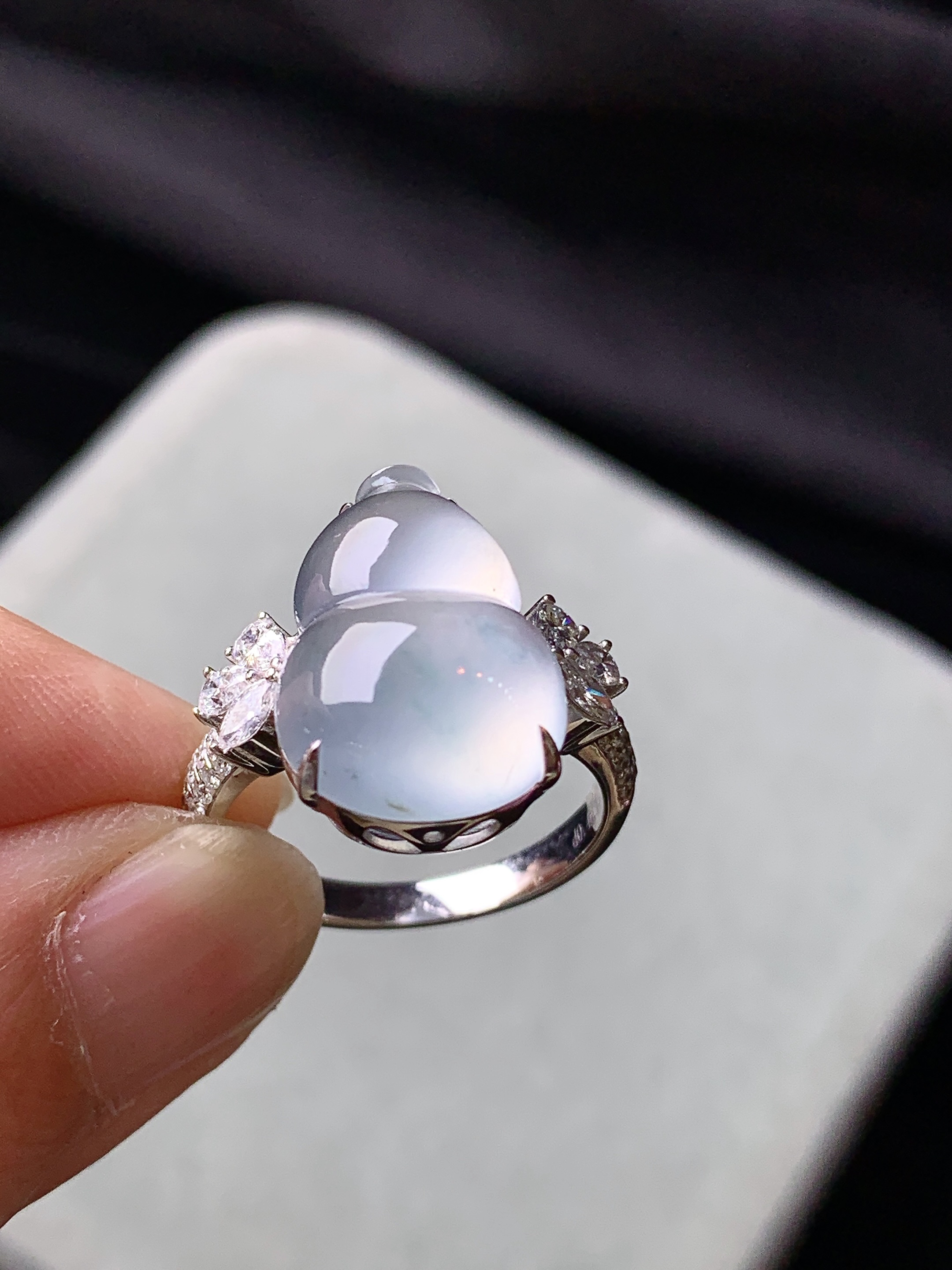 18k金钻镶嵌冰种葫芦戒指 玉质细腻 色泽艳丽清新 水润亮眼 圈口14 裸石尺寸16.6*11.8*6