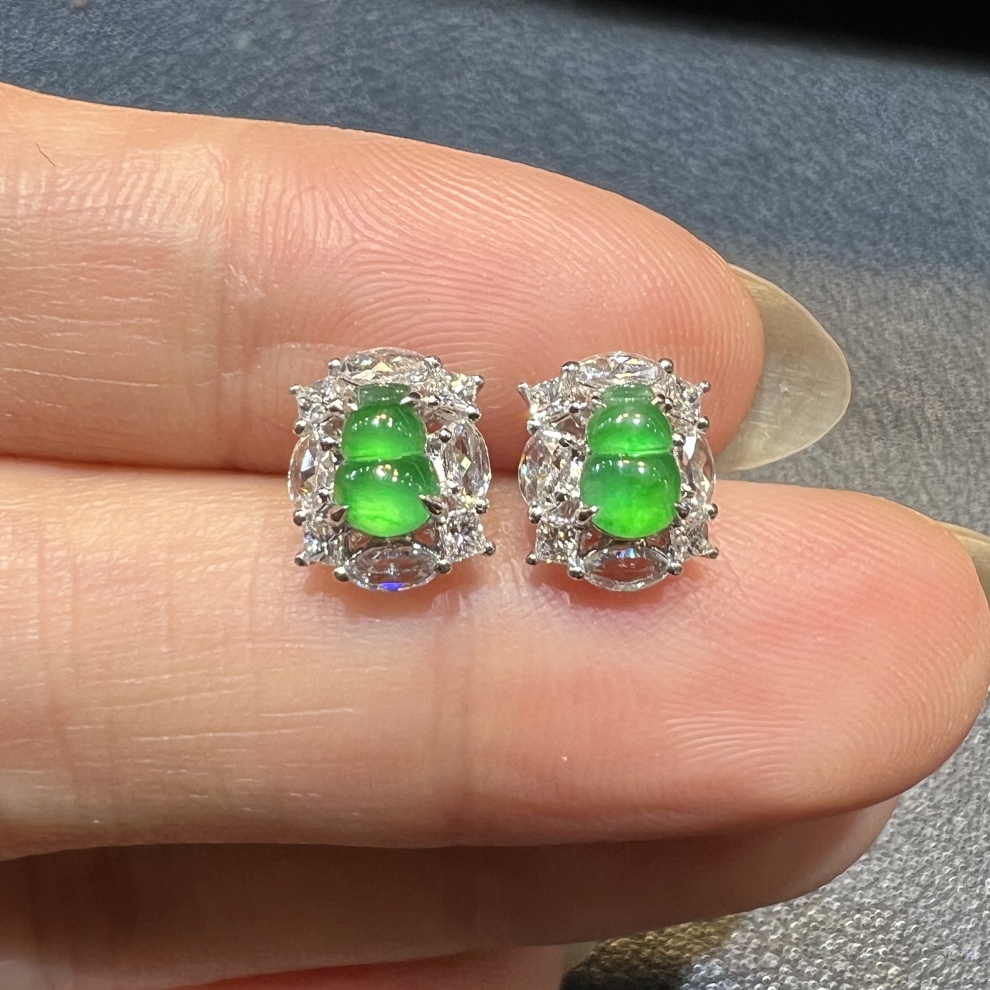 ️18k金钻石镶嵌冰种起荧光阳绿小葫芦耳钉高端小精品天然缅甸翡翠A货，8.8-7.1-5.2