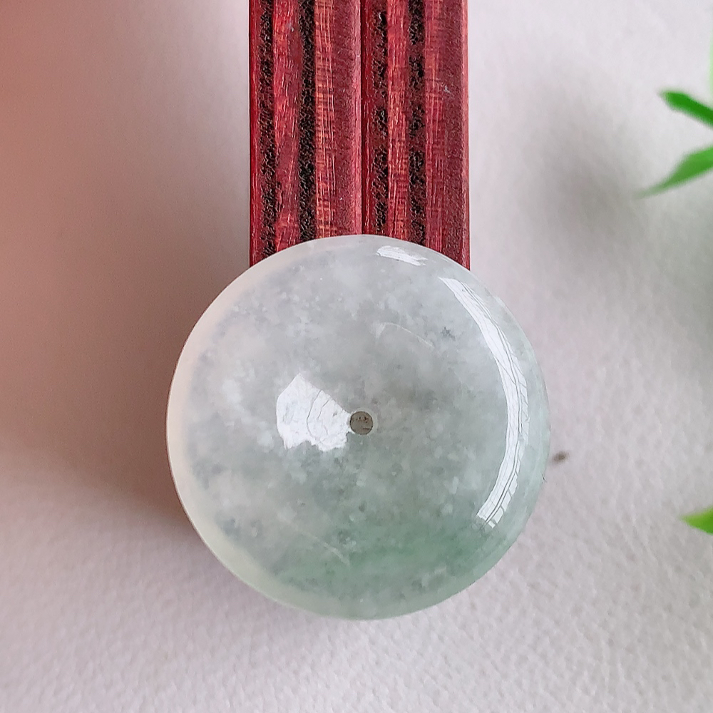 冰润平安扣吊坠，厚装饱满，冰润剔透，细腻水足，种质润泽，飘花灵动，佩戴优雅大气，W49.16   尺寸：23-4.5mm