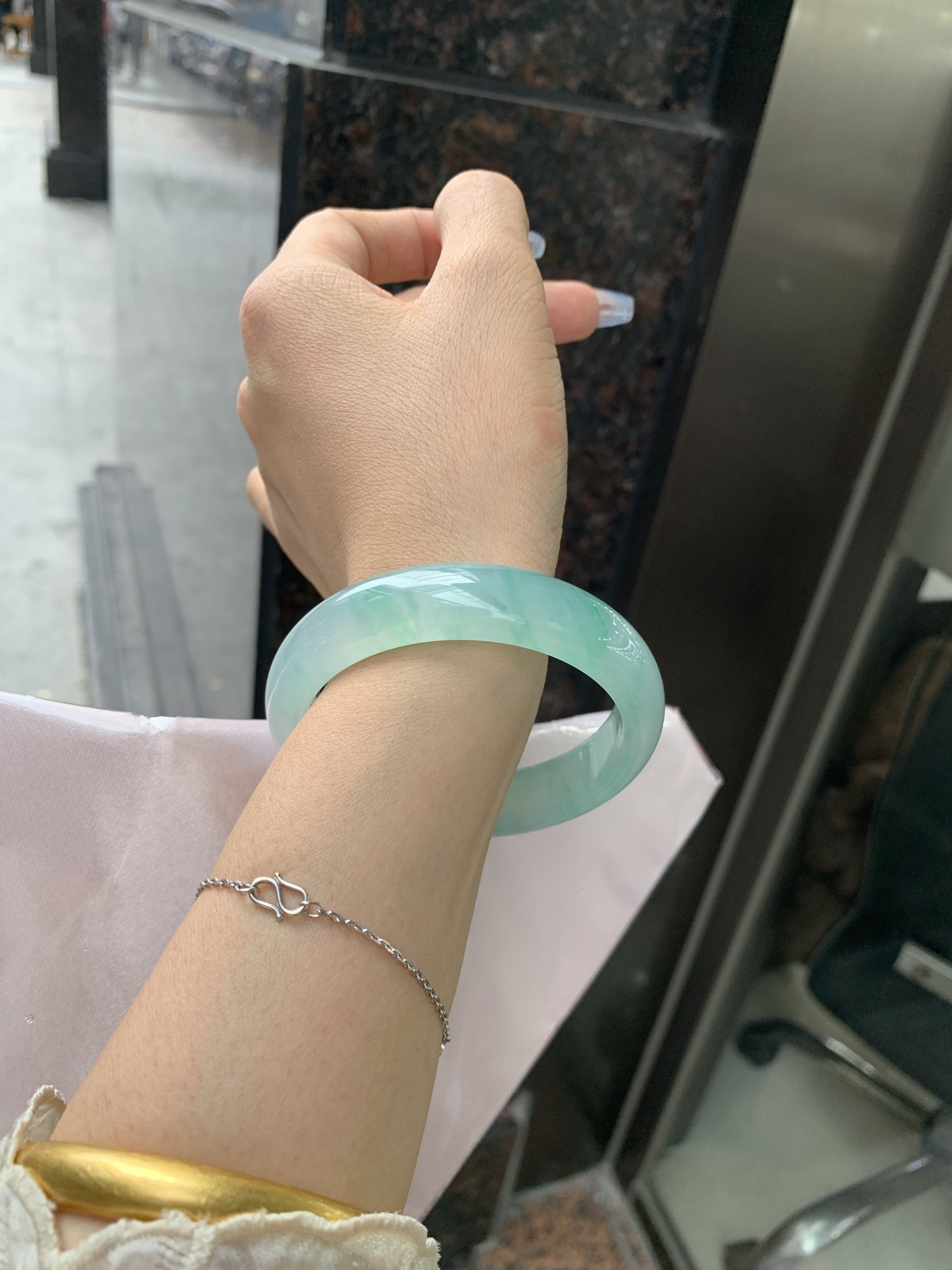 冰飘绿花宽版正圈，57.3/14/8，0417-N460，打灯细纹，底妆冰润细腻，春风十里不如腕间一抹绿，绿花如春日的嫩草，仙气缭绕，很有意境，古典优雅令人沉醉其中