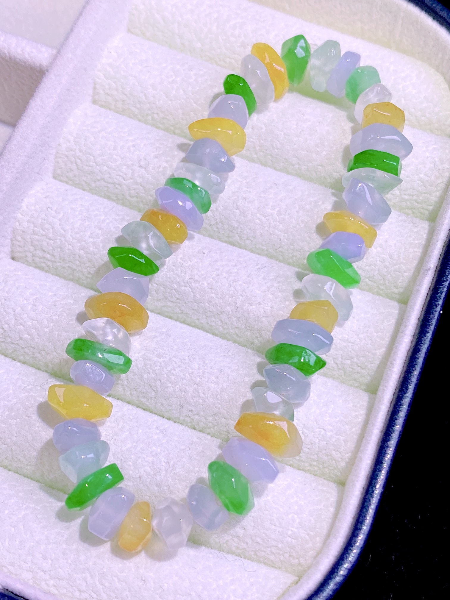 ️ 所有美好 长驻你心 …天然翡翠冰种多彩手串 说不尽的婉约 冰种起胶品质卓越 佩戴高贵华美 十分出彩 另人向往，8-6.8-3.5