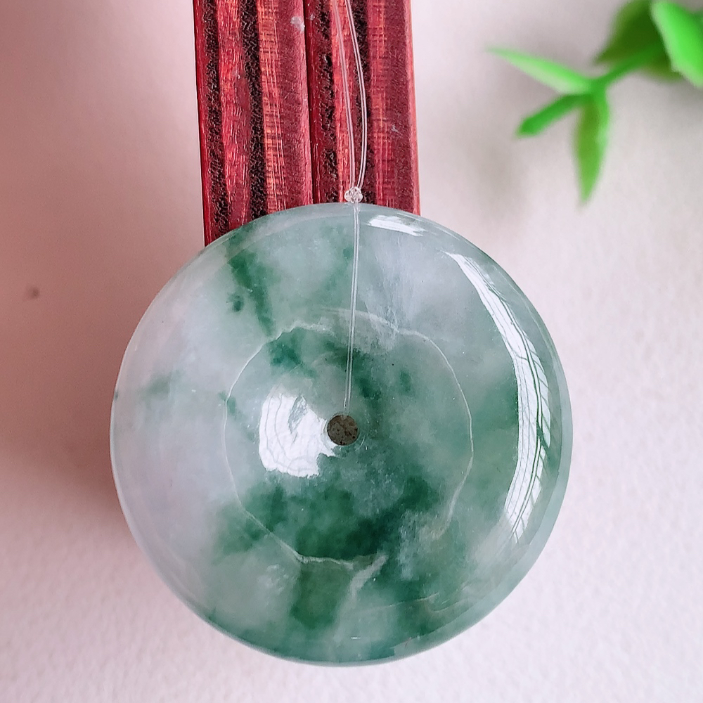 冰润飘花平安扣吊坠，厚装饱满，冰润剔透，细腻水足，种质润泽，飘花灵动，佩戴优雅大气，W49.16   尺寸：28-6mm