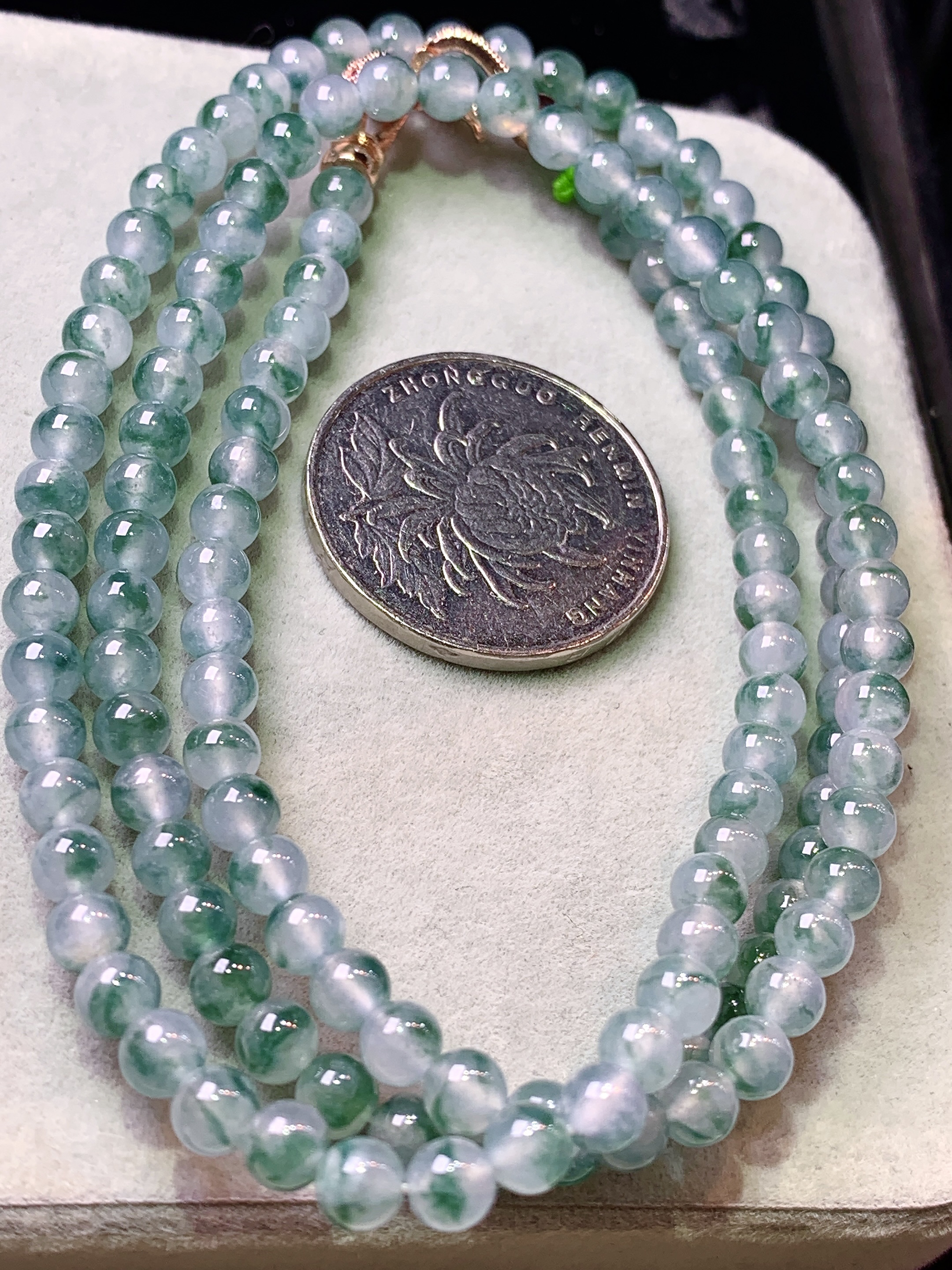 冰飘花圆珠项链 玉质细腻 色泽艳丽清新 水润亮眼 整体尺寸4.5 c5