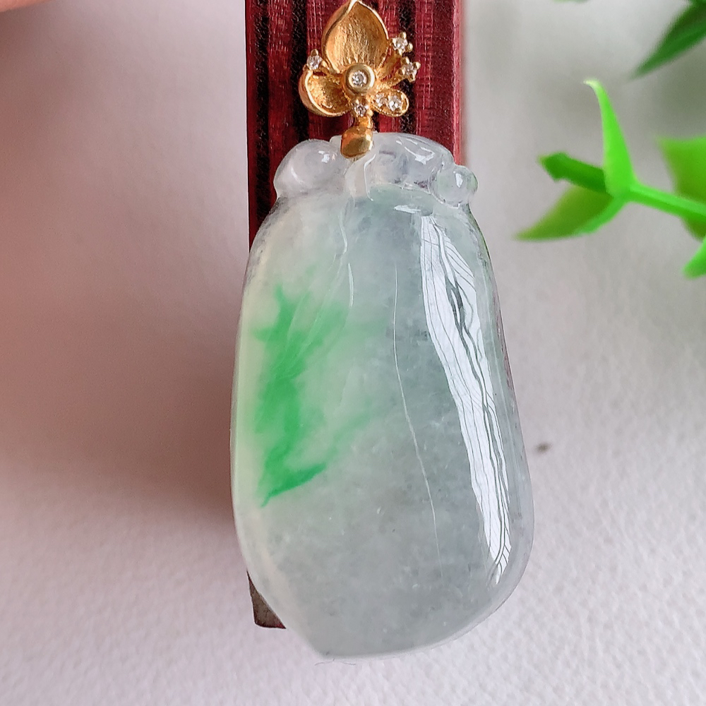 18k金扣冰润飘绿福瓜翡翠吊坠，呱呱来财，福气满满的美好寓意，清新自然  沁人心脾，造型独特，清秀高雅  W01.16  整体尺寸：42-19-6.8mm   裸石尺寸：34-19-6.8mm
